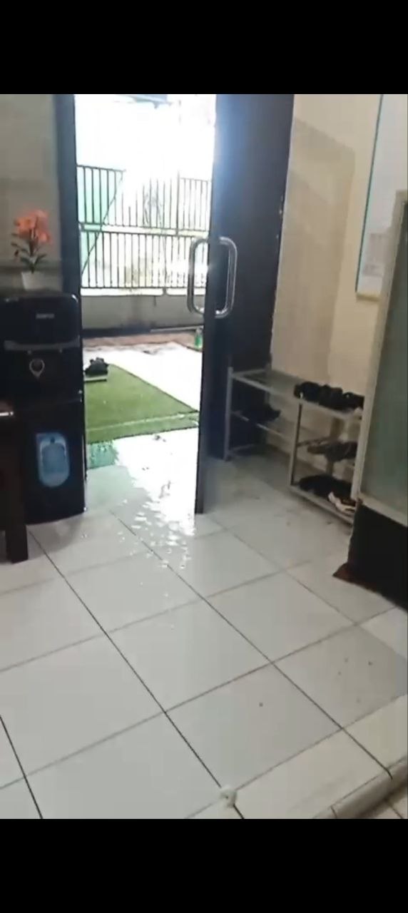 <p>Membersihkan ruang kepala sekolah dan ruang gur...