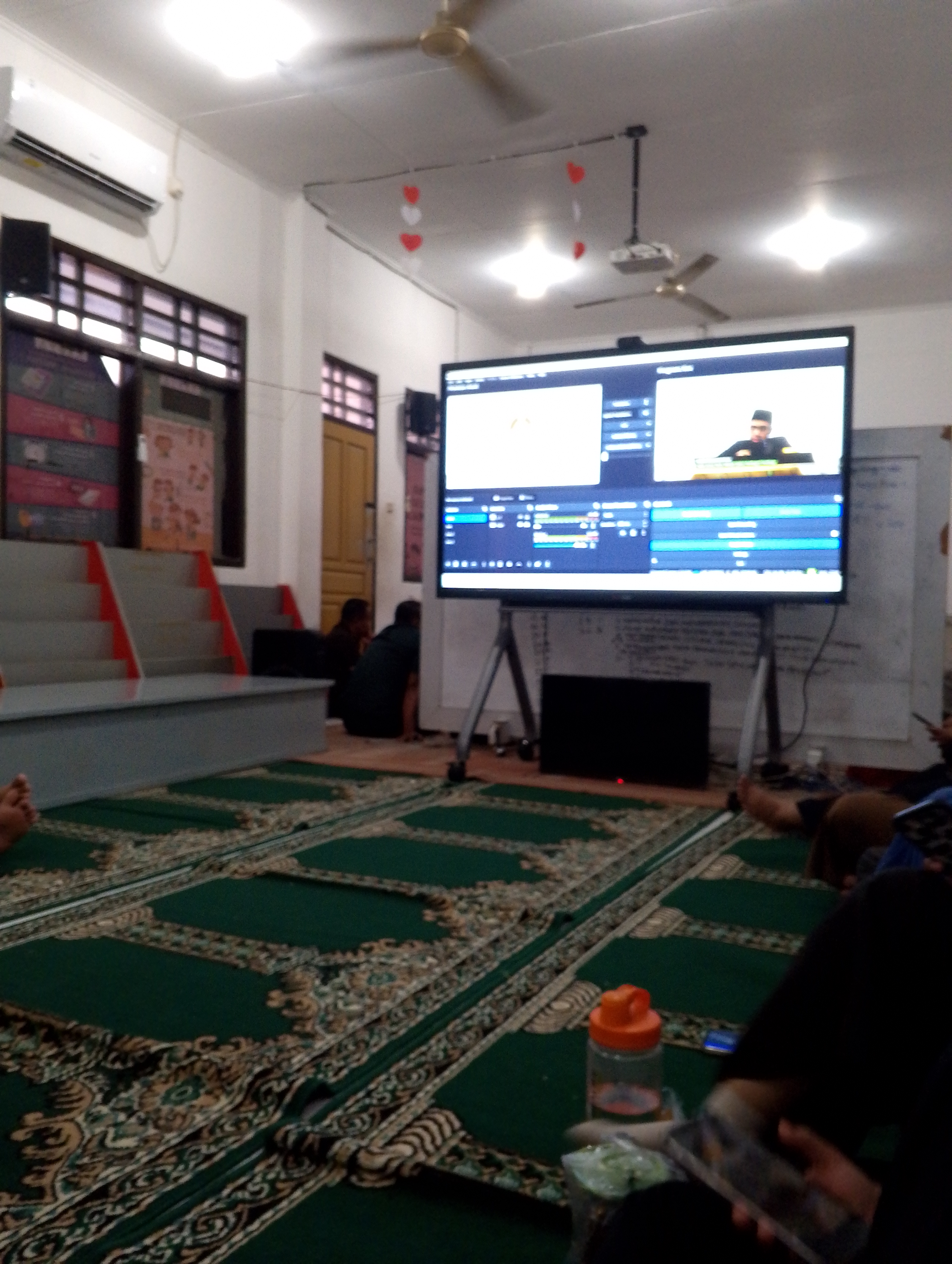 <p>Pengajian rutin</p>