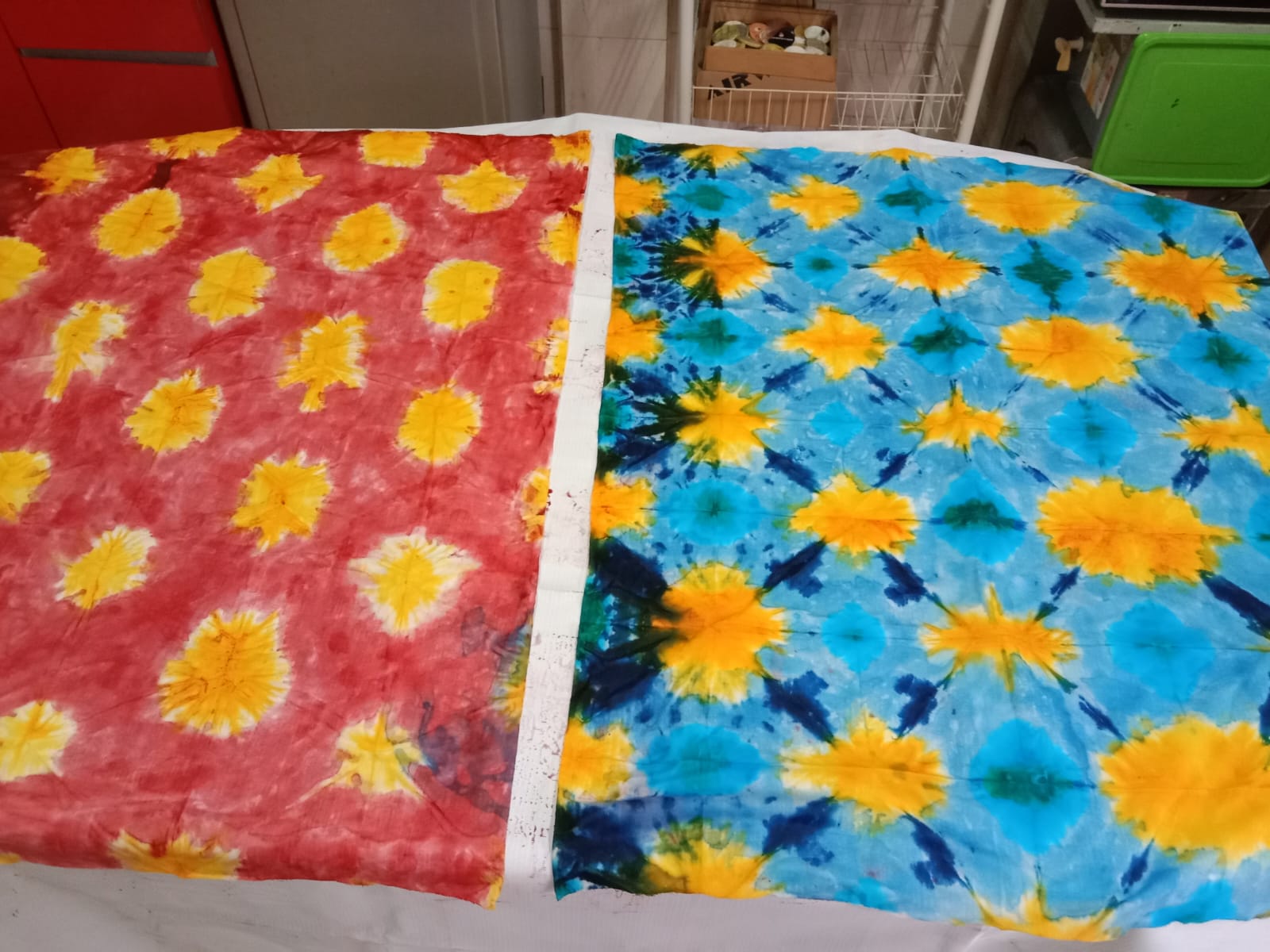 <p>Membuat batik ikat celup</p>