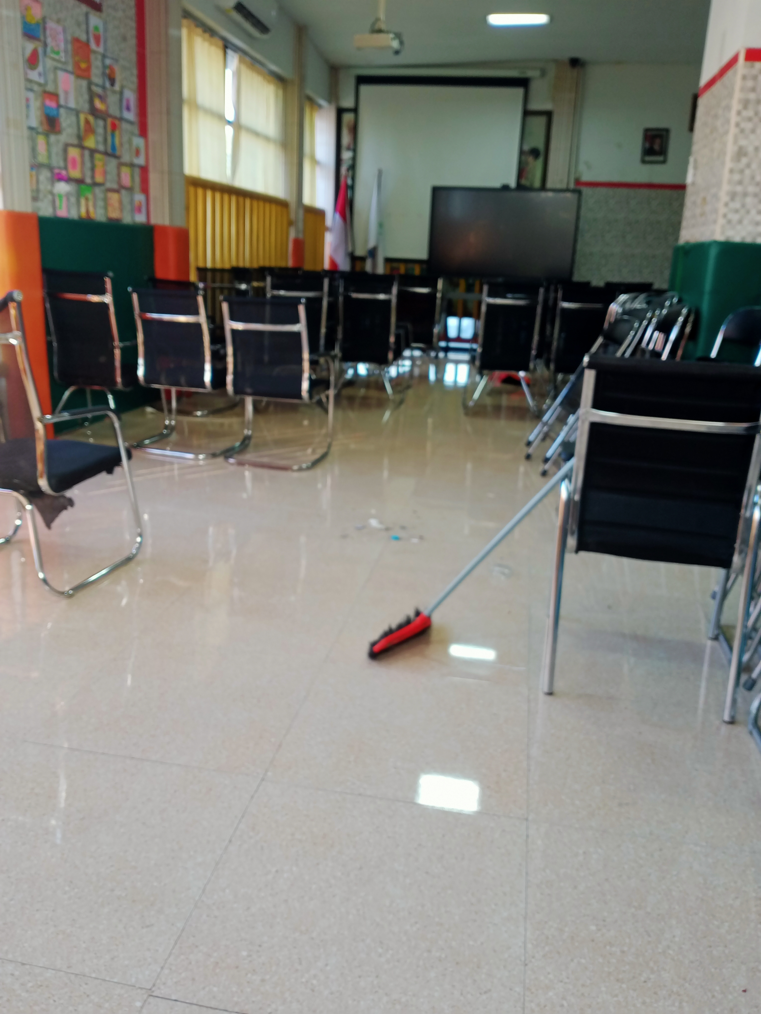 <p>Saya membersihkan kelas agar nyaman, bersih, wa...