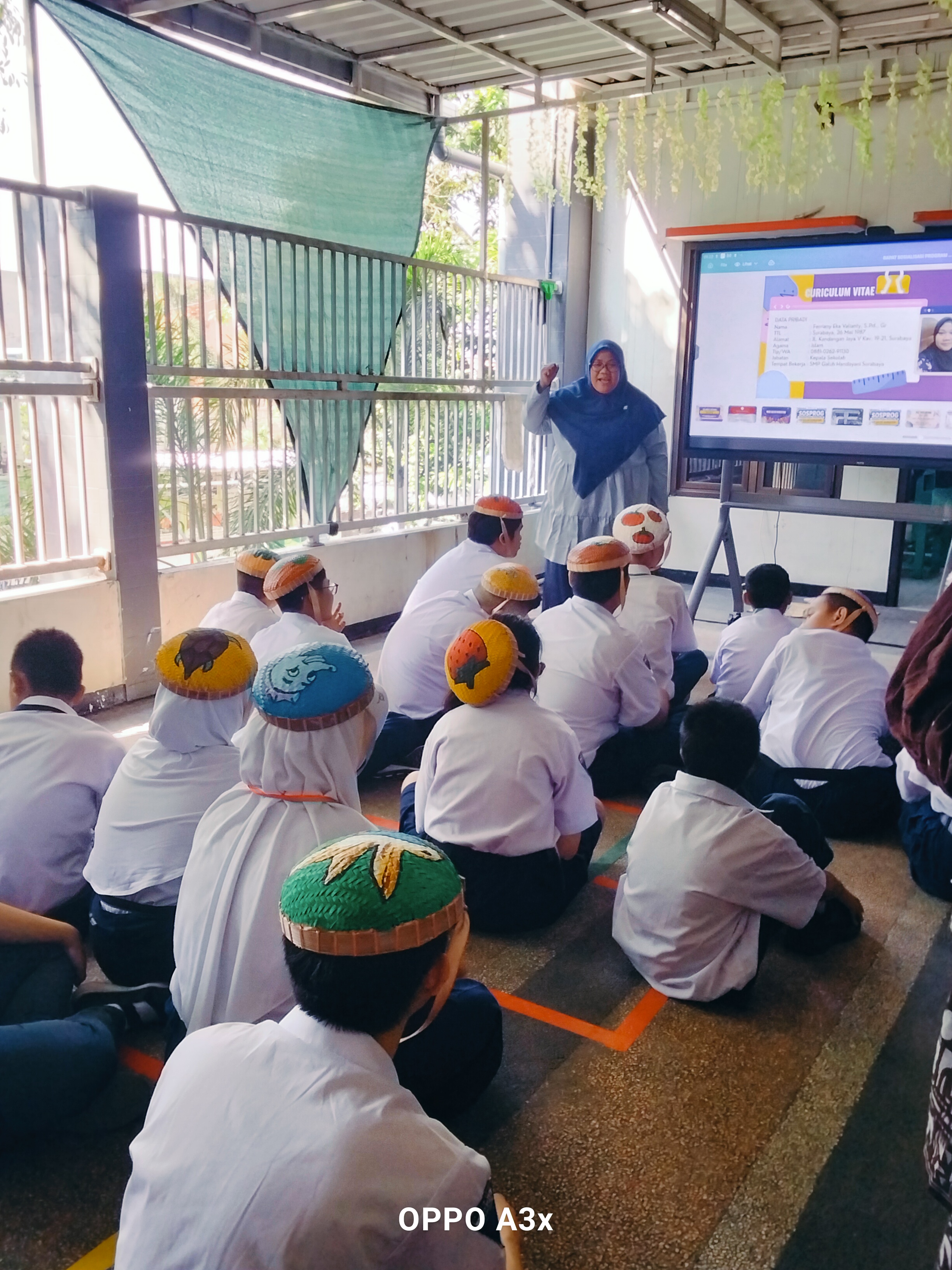 <p>Apel pagi,,,, berdoa,,,, mendampingi anak-anak...