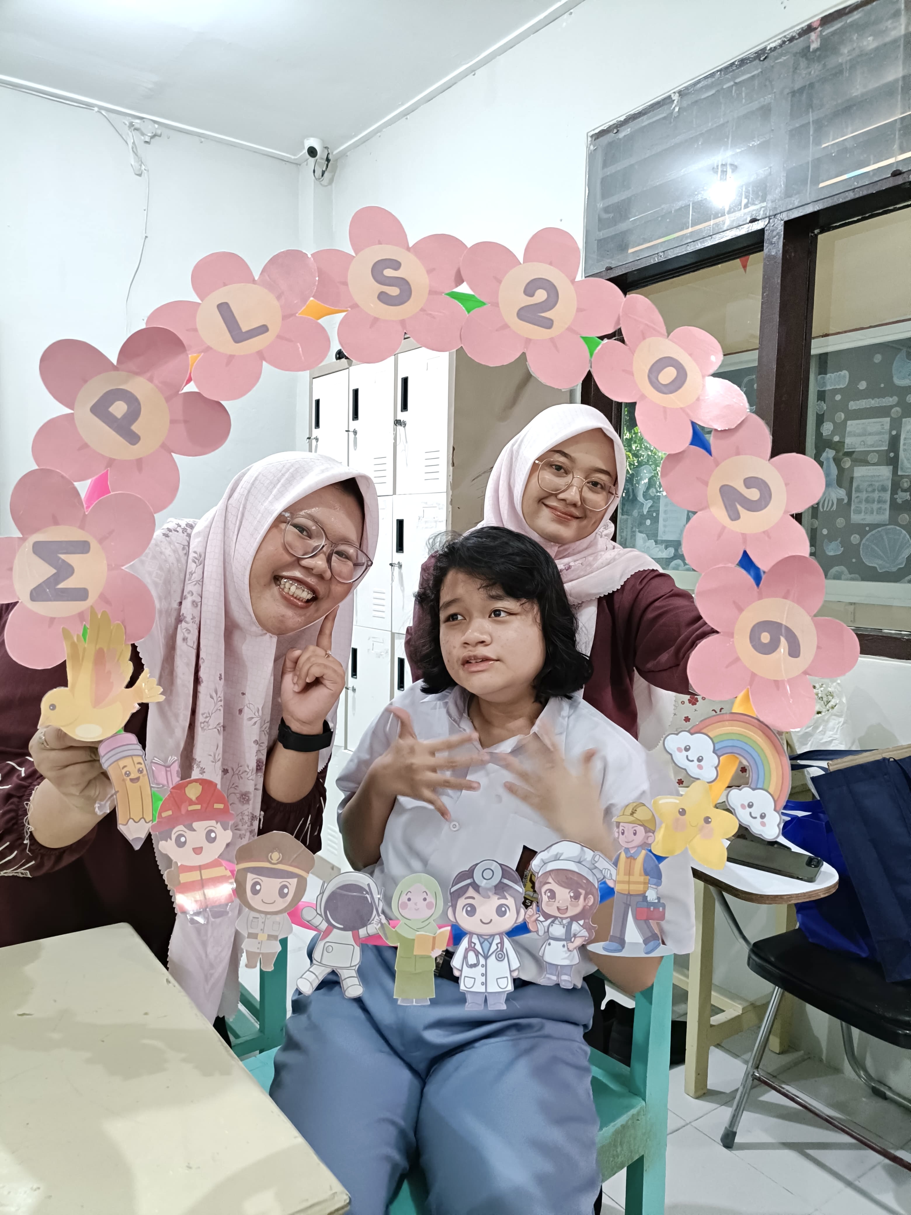 <p>Melaksanakan kegiatan pembukaan Masa Pengenalan...