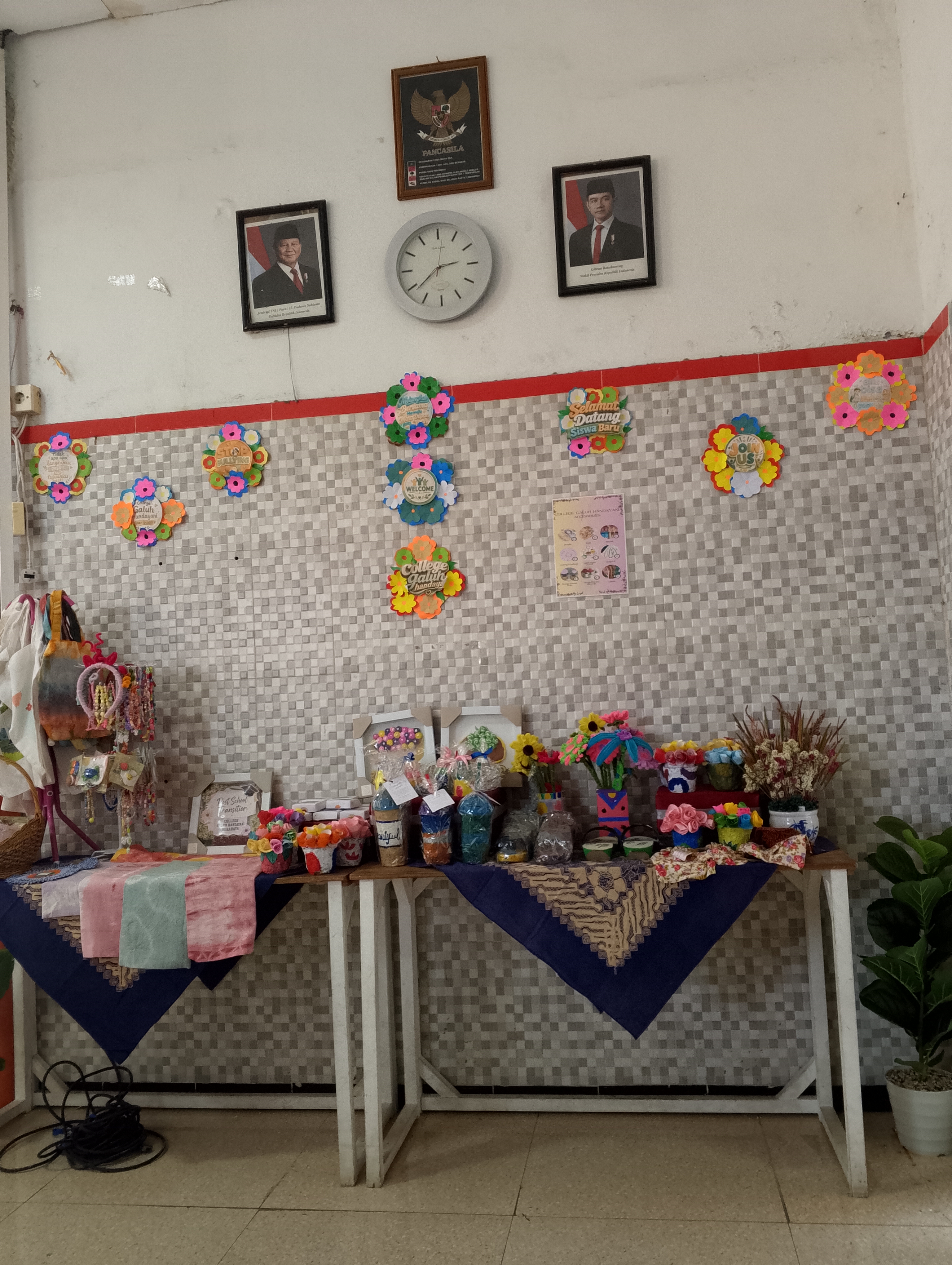 <p>Membersihkan kelas untuk persiapan mpls</p>
