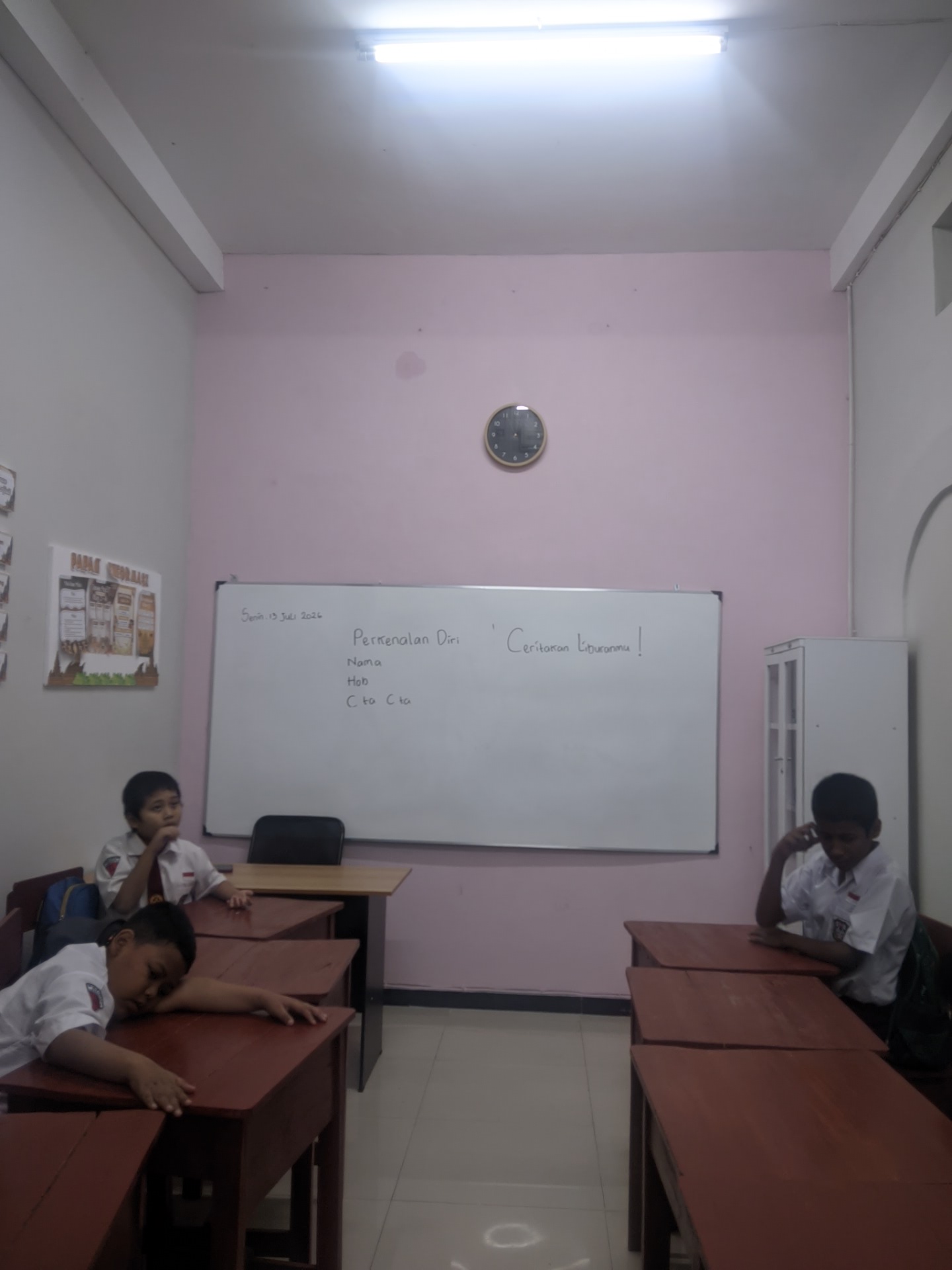 <ul><li>anak-anak melakukan pengenalan diri</li><l...