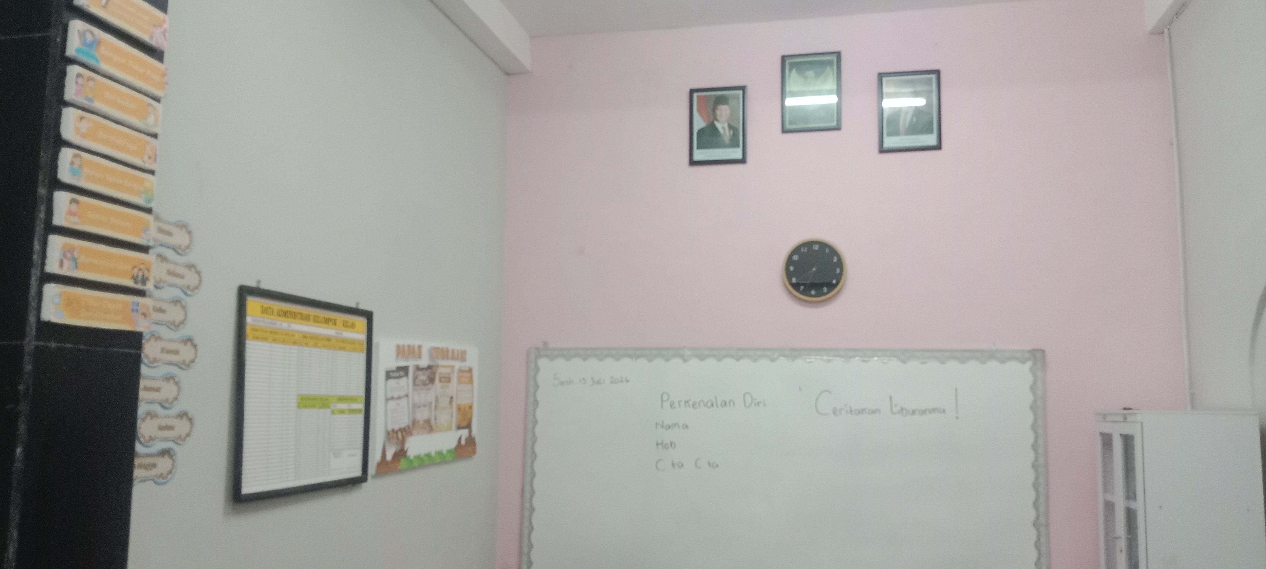 <ol><li>Pemasangan foto presiden dan wakil di SD</...