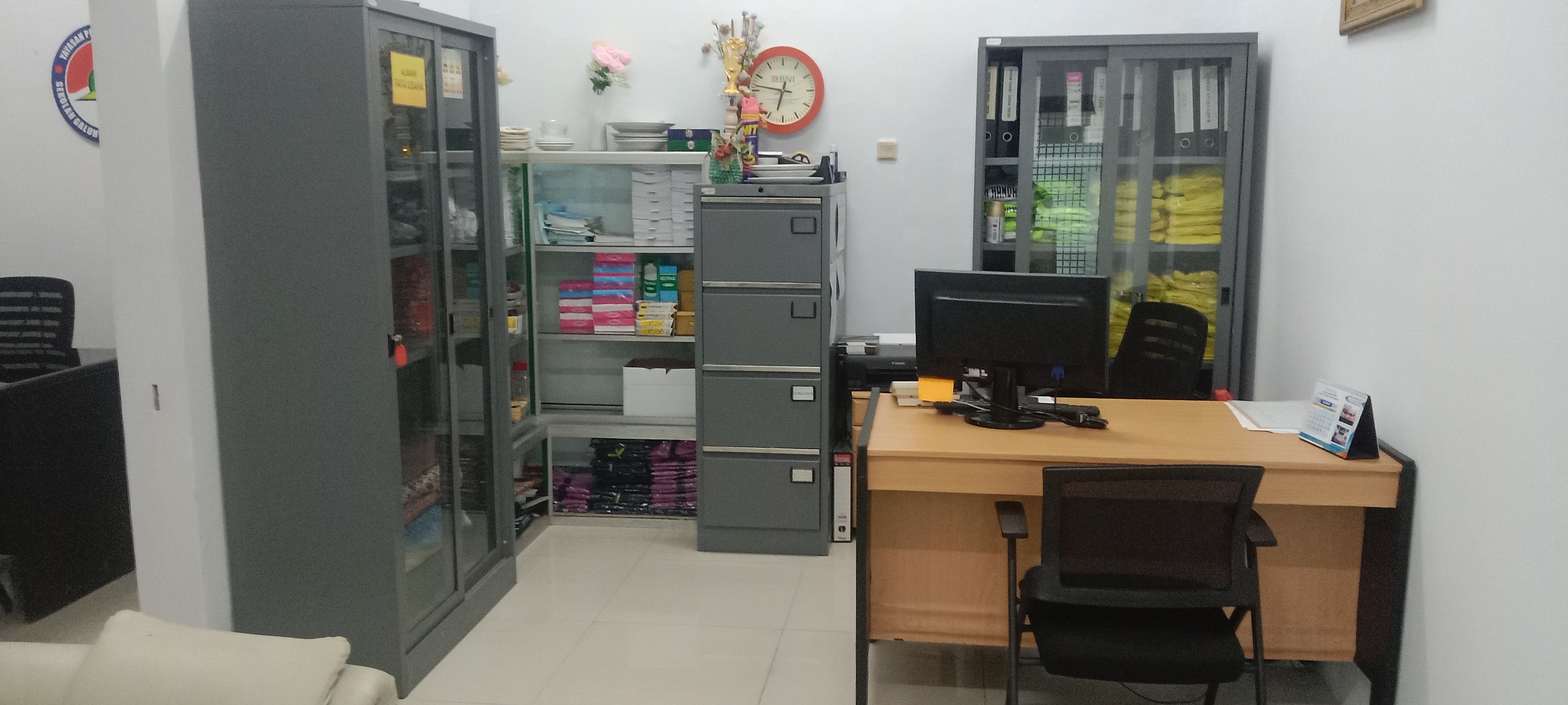 <p>Pembersihan dan penataan almari seragam dan atr...