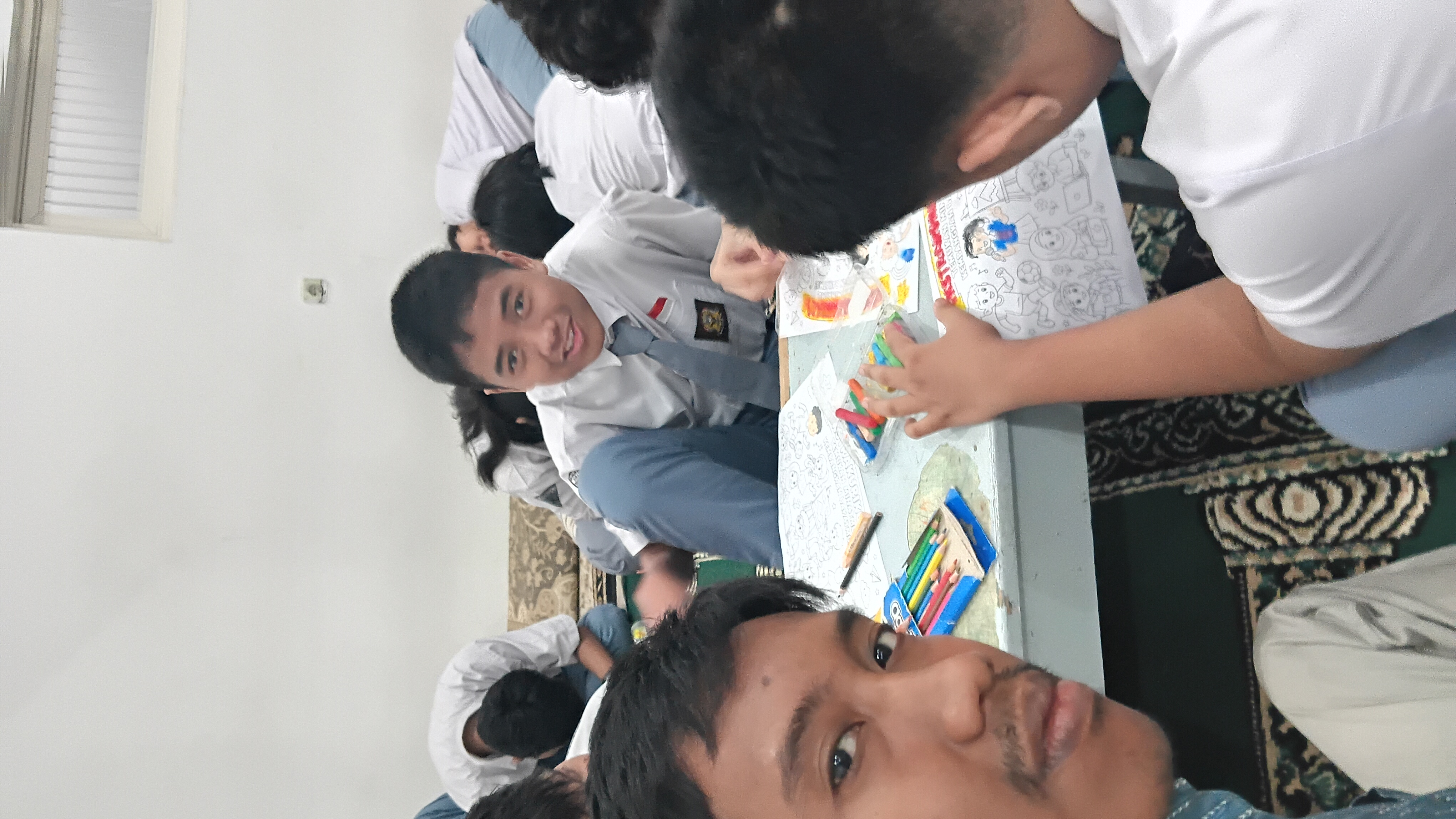 <p>Mendampingi siswa siswi dalam mewarnai</p>