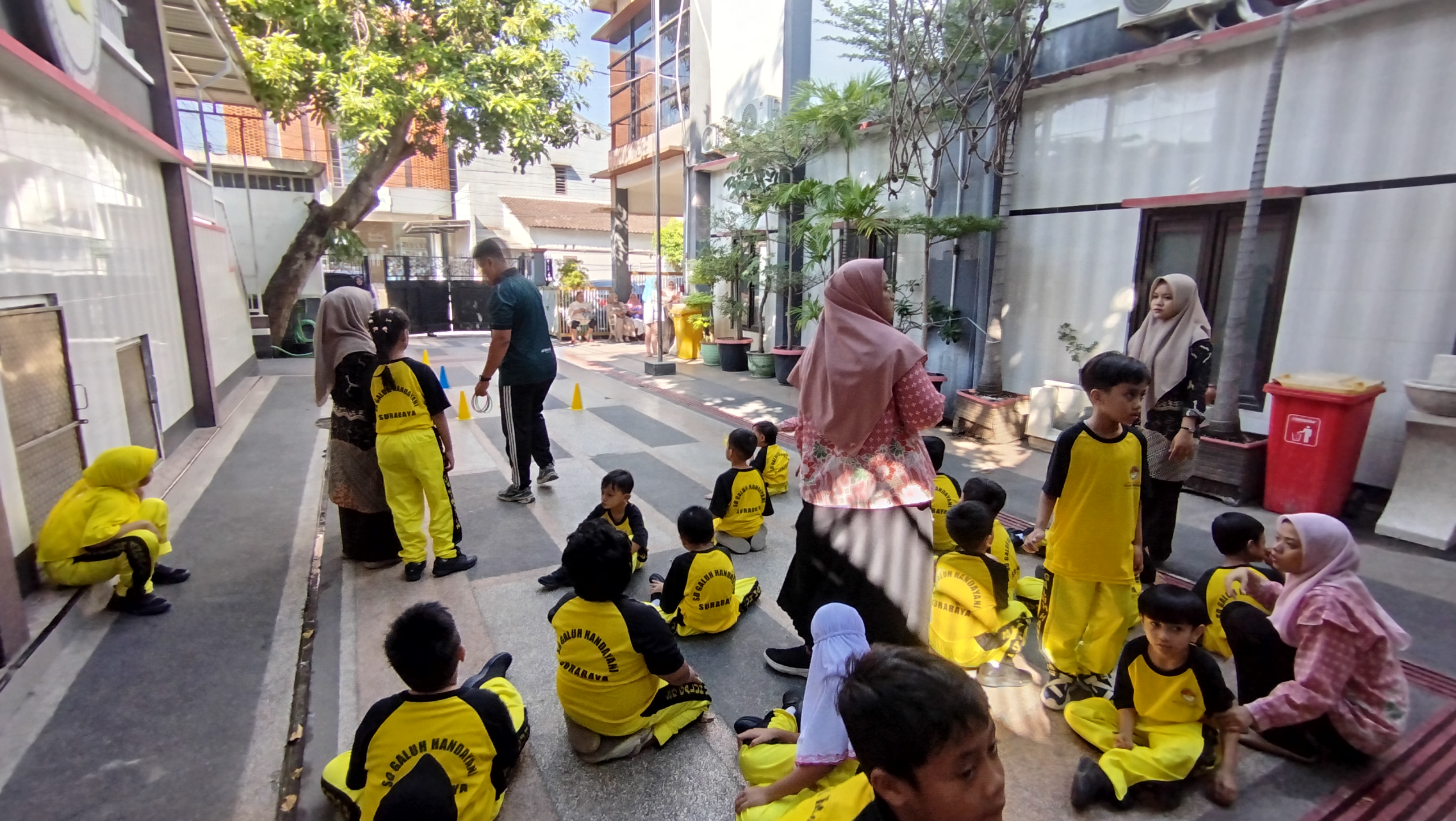 <p>- menyapa dan mengantar murid ke dalam kelas</p...
