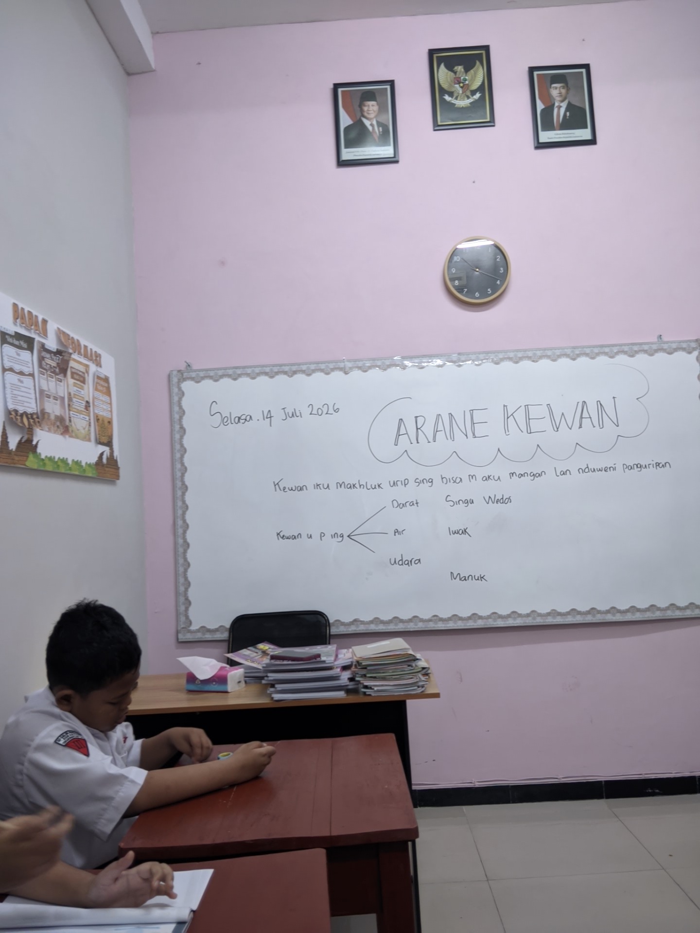 <p>kegiatan hari ini yaitu materi bahasa jawa "ara...