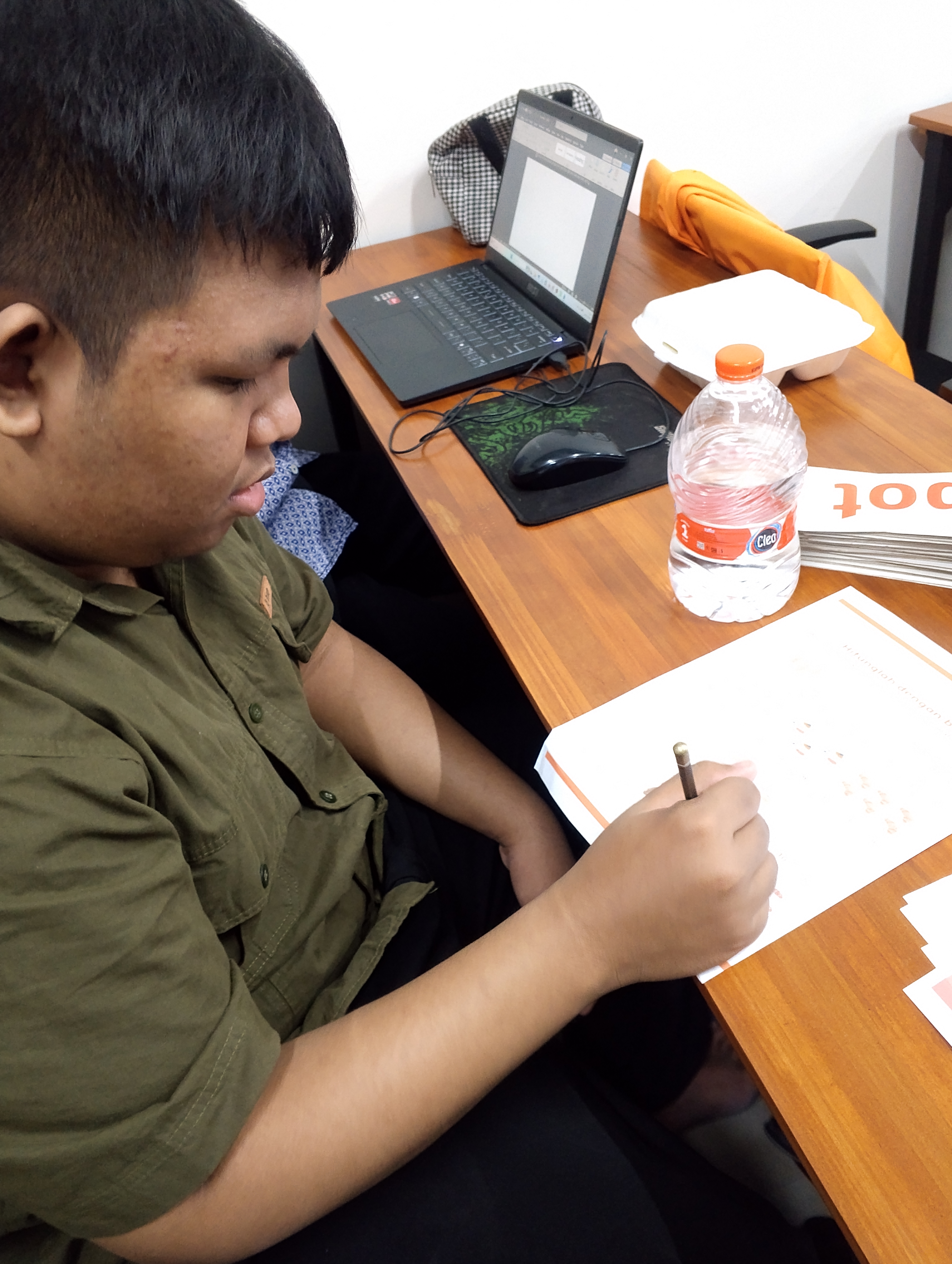 <p>Mendampingi Raka dan Riska saat pembelajaran ko...