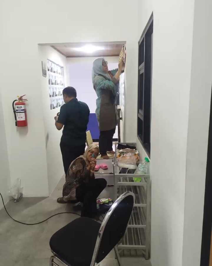 <p>Melanjutkan beres beres pindah gedung baru.</p>