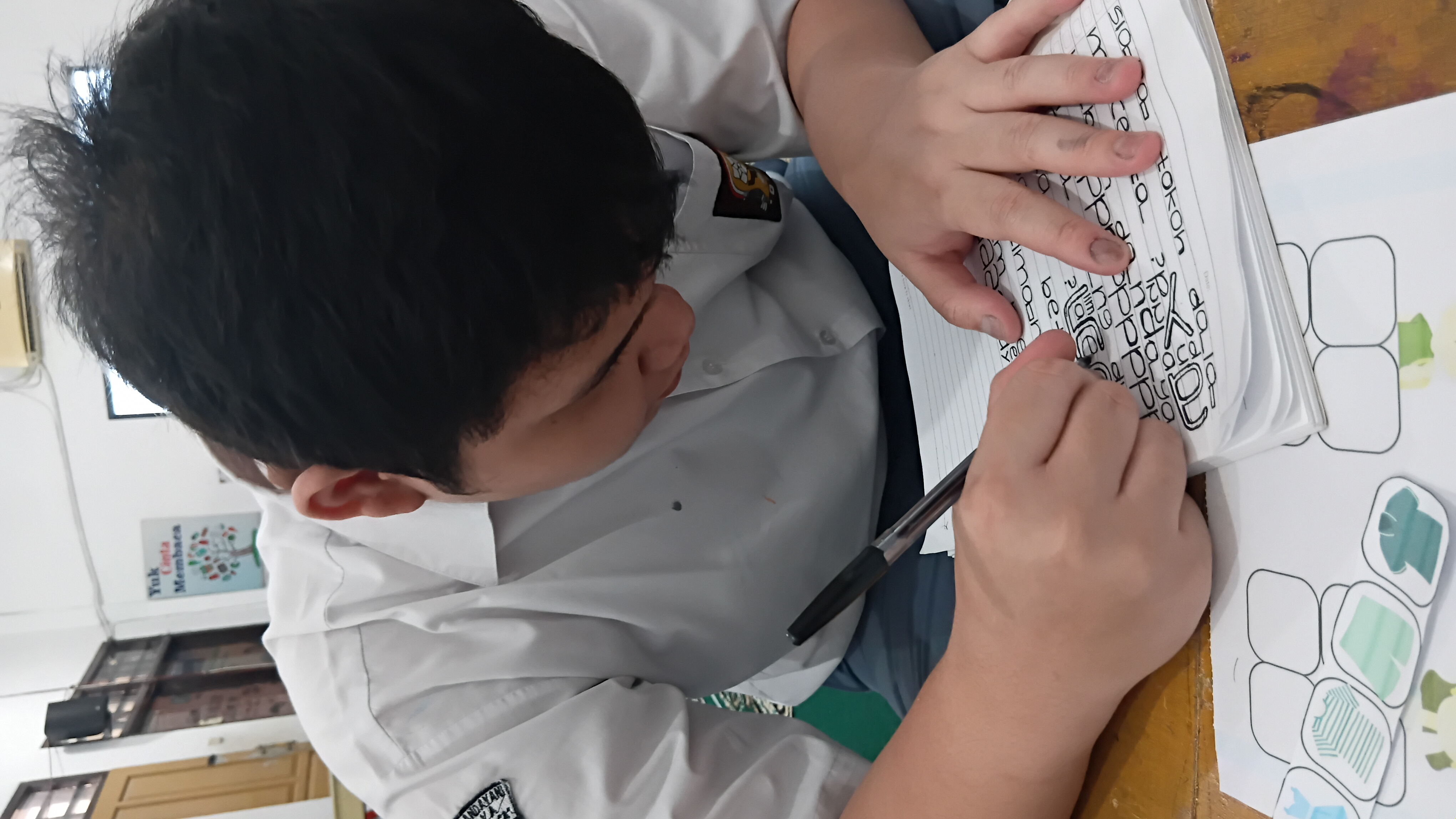 <p>Mendampingi siswa siswi dalam kegiatan literasi...