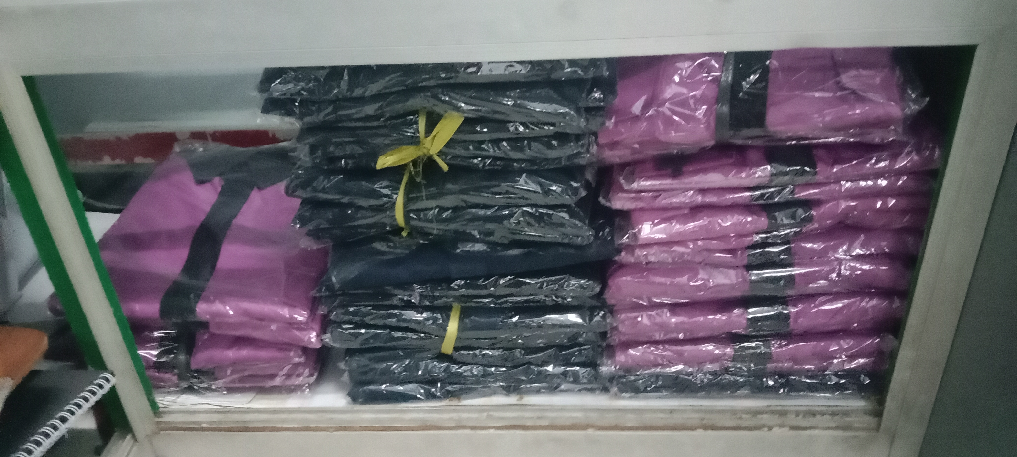 <p>Cek dan stok seragam yang datang, pemindahan ba...