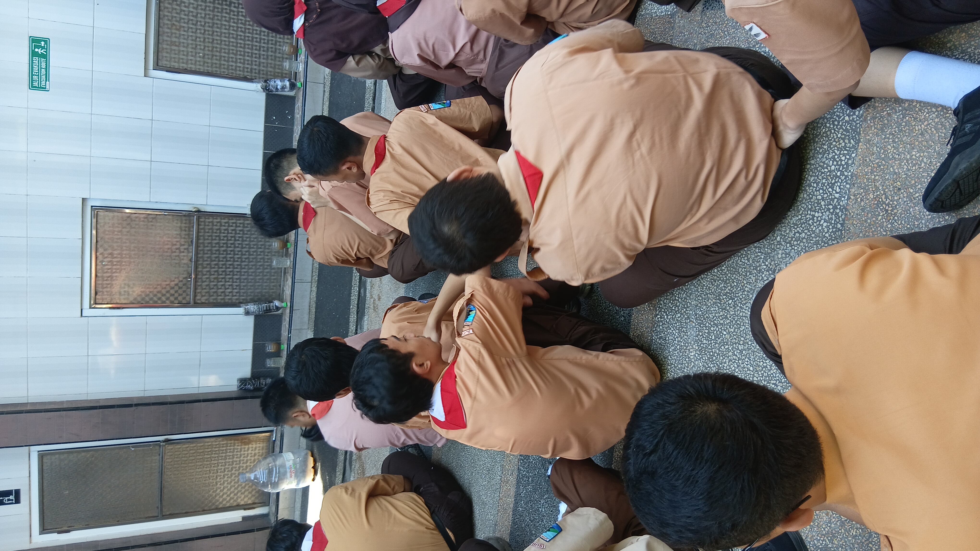 <p>Mendampingi siswa siswi dalam kegiatan pramuka...