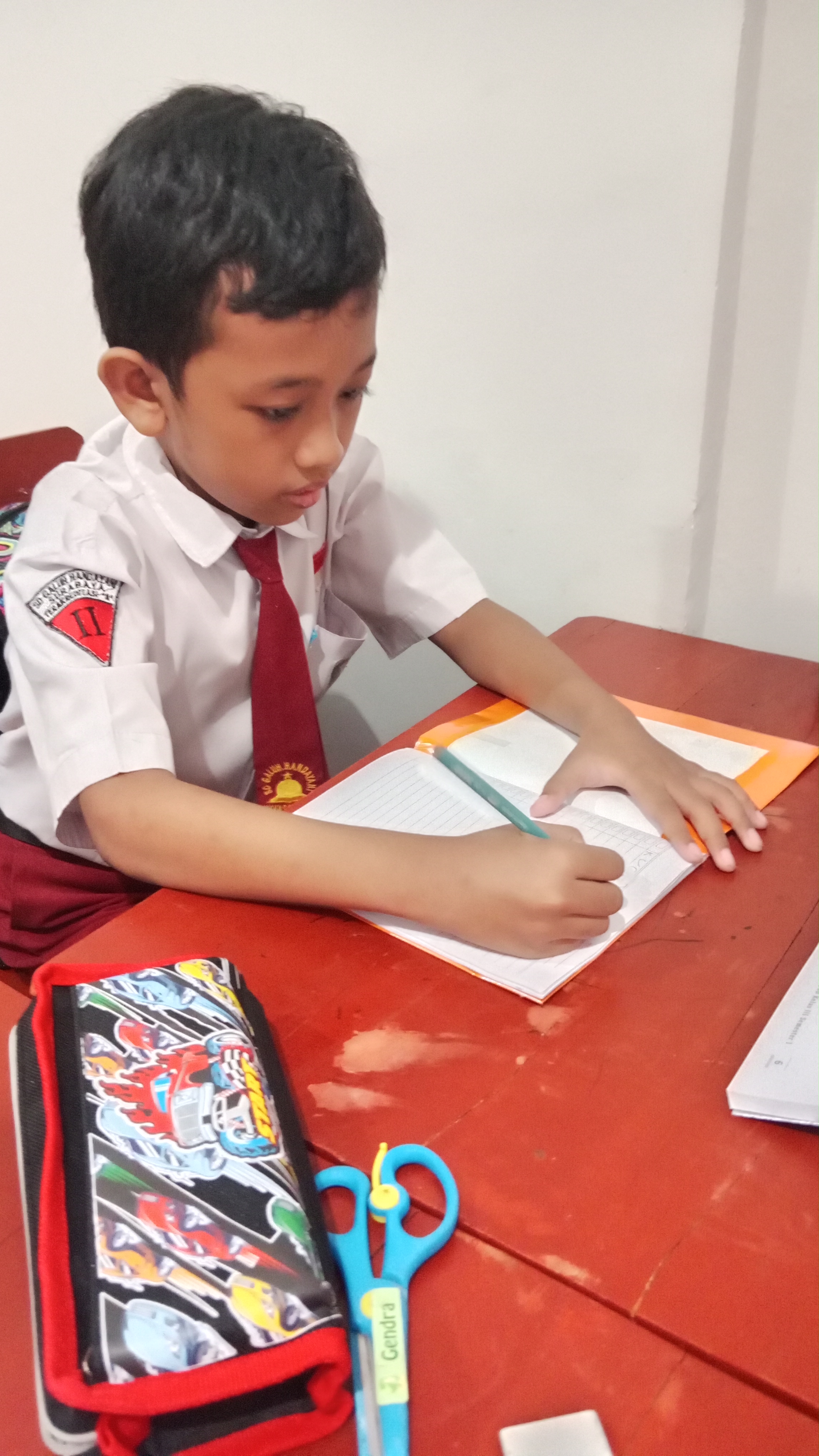 <p>- Mengenal hewan dalam bahasa Jawa </p><p>- Men...