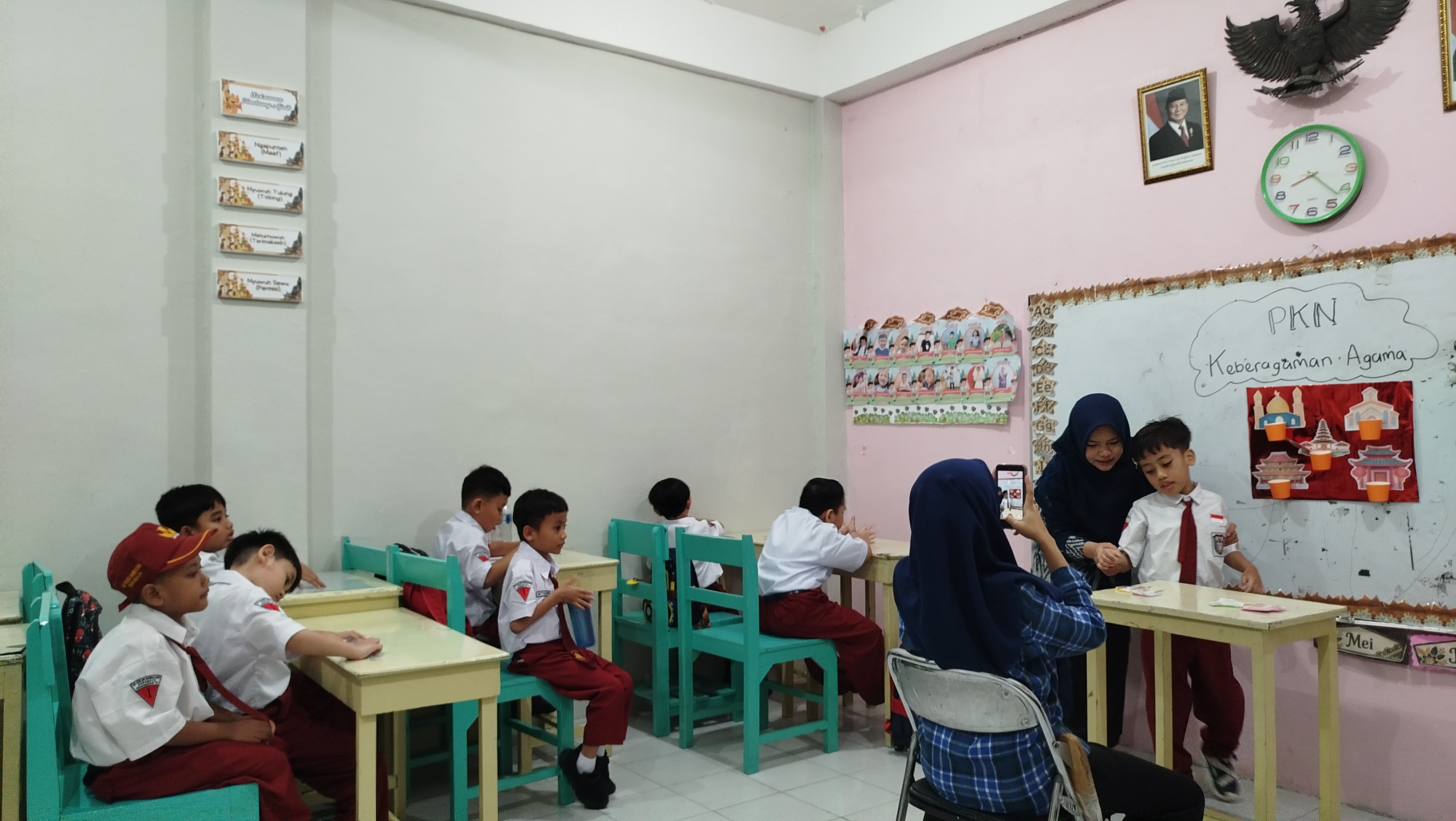 <ul><li>menyambut dan mengantar murid ke kelas </l...