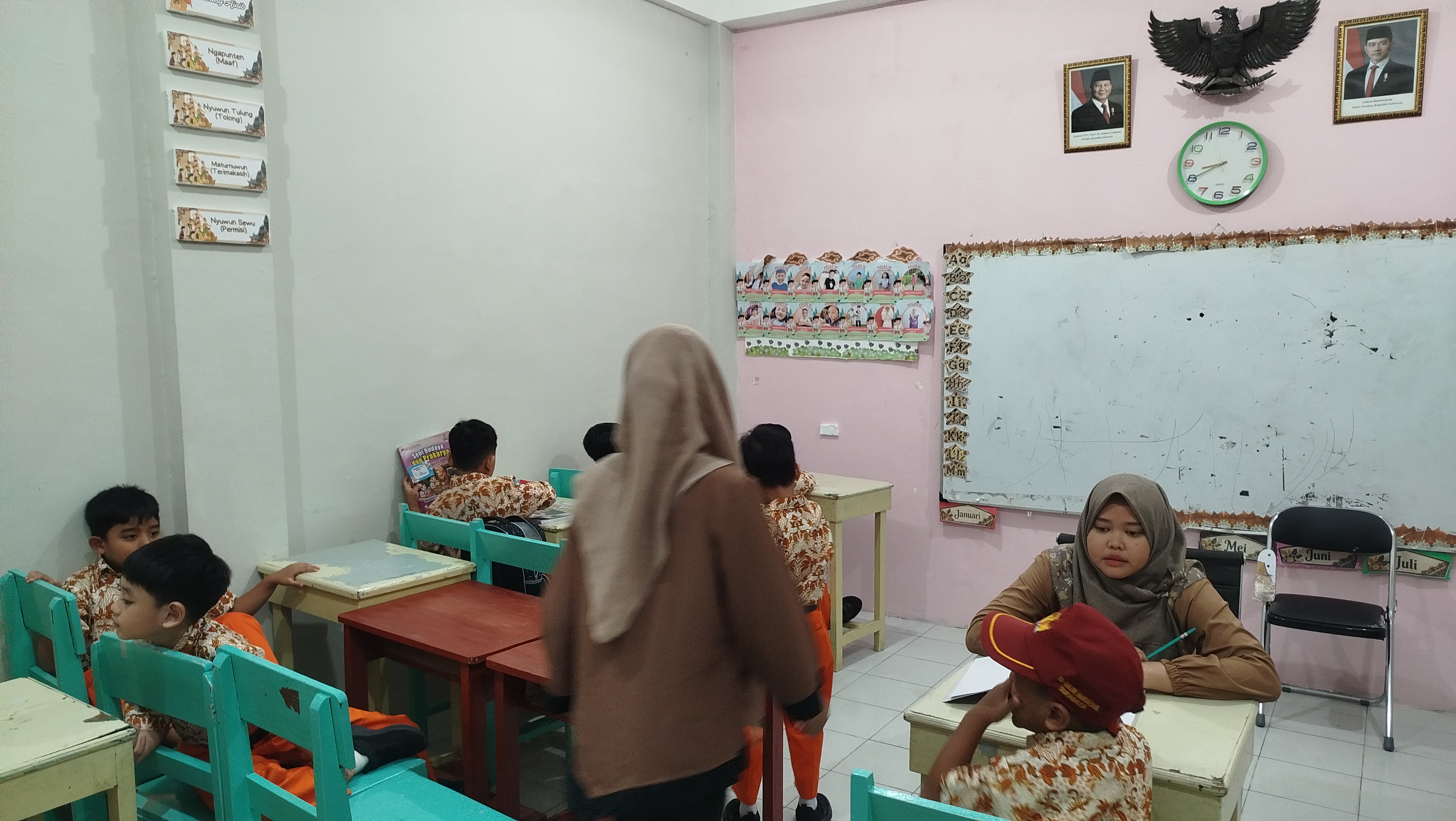 <ul><li>menyambut dan mengantar murid ke dalam kel...