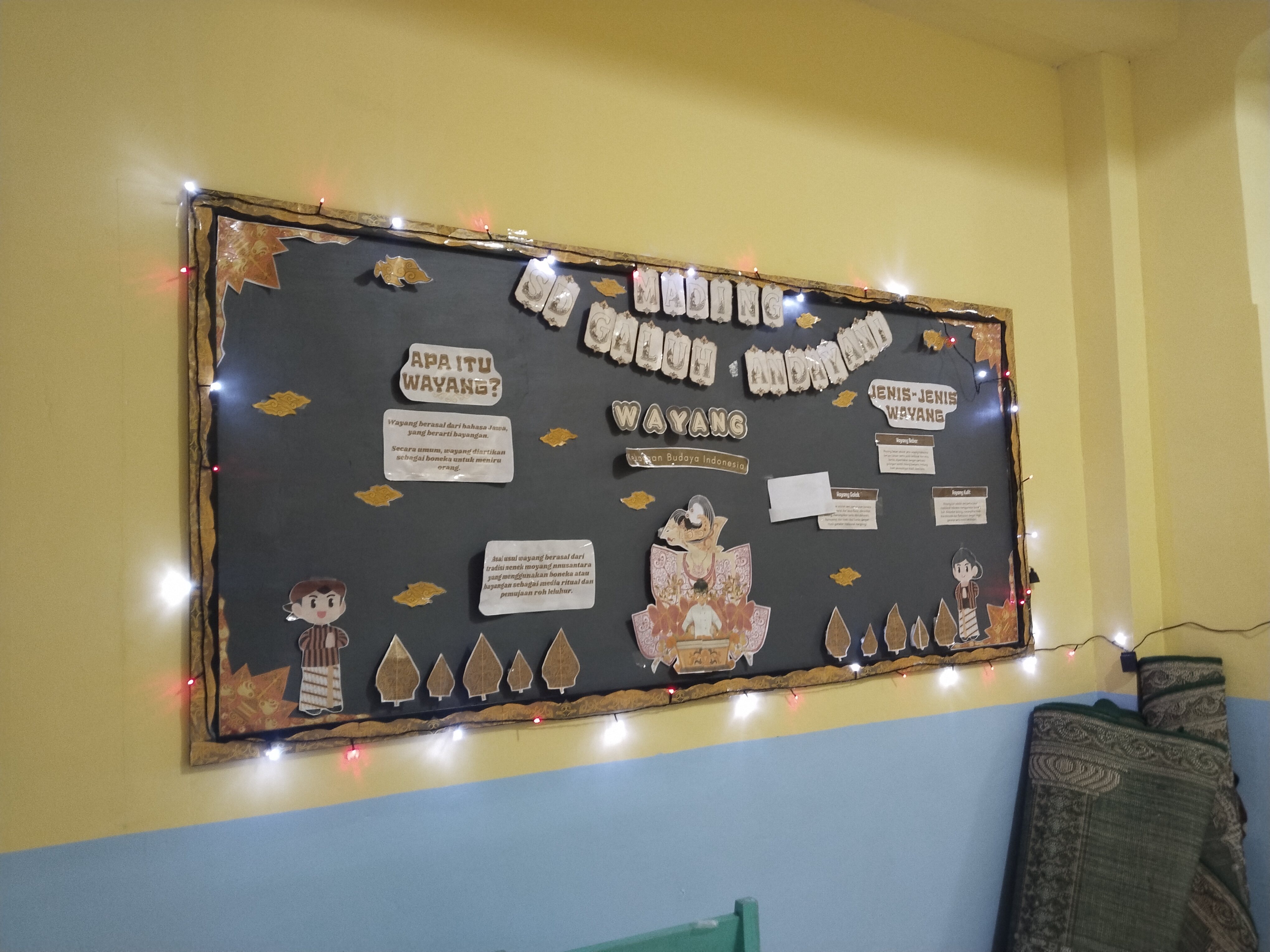 <p>Penataan dan Dekorasi Mading Sekolah Bertema Wa...