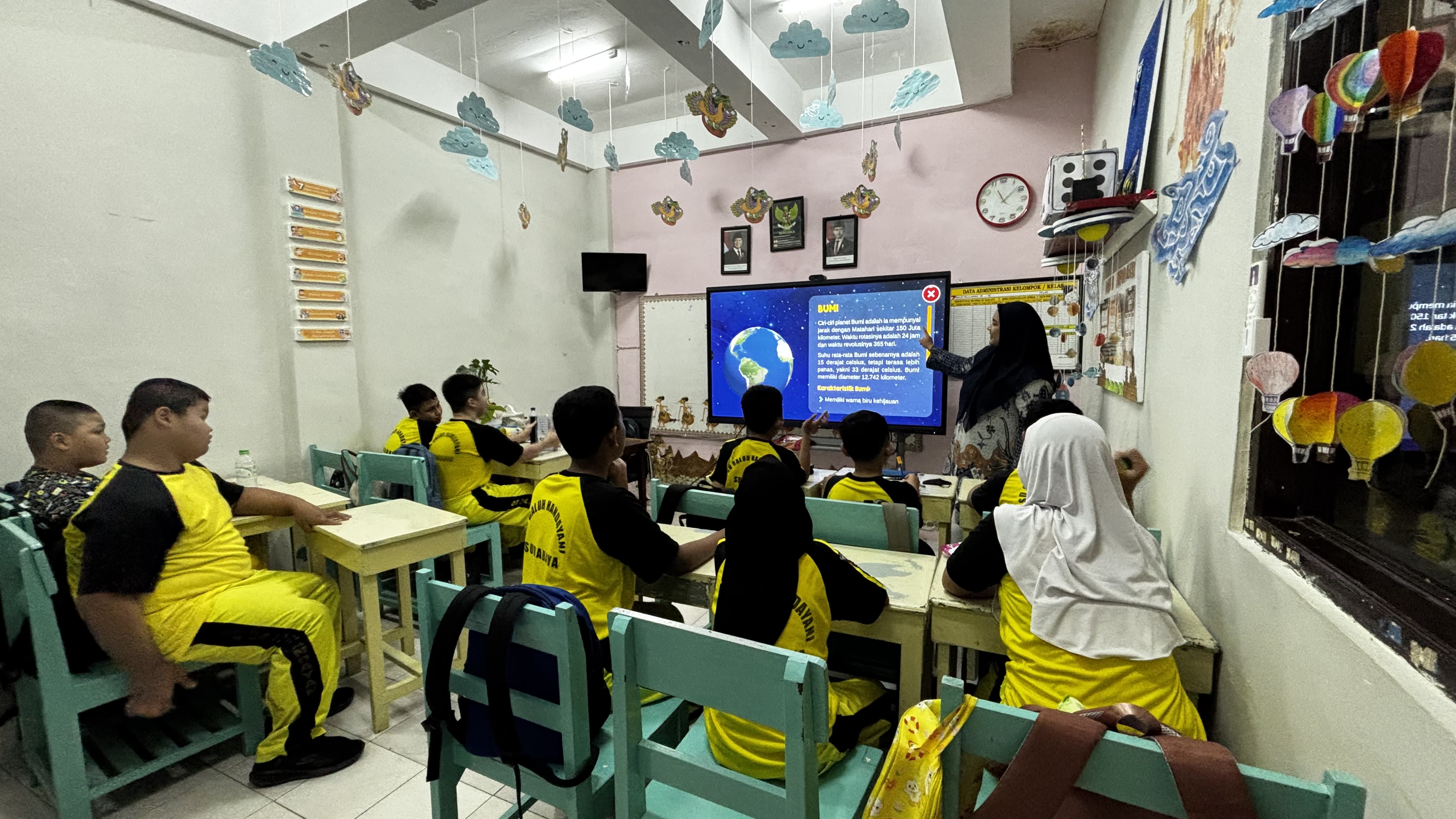 <p>Pendampingan belajar “papan interaktif digital”...