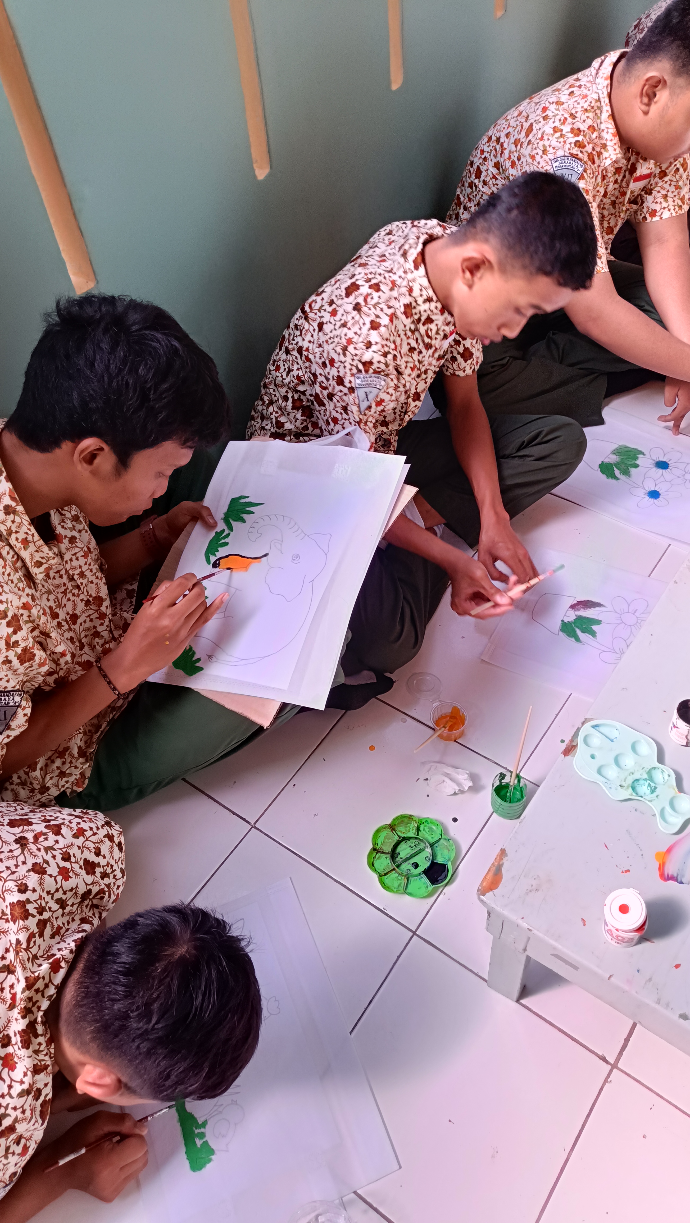 <p>Peserta didik mengikuti kegiatan melukis di tot...