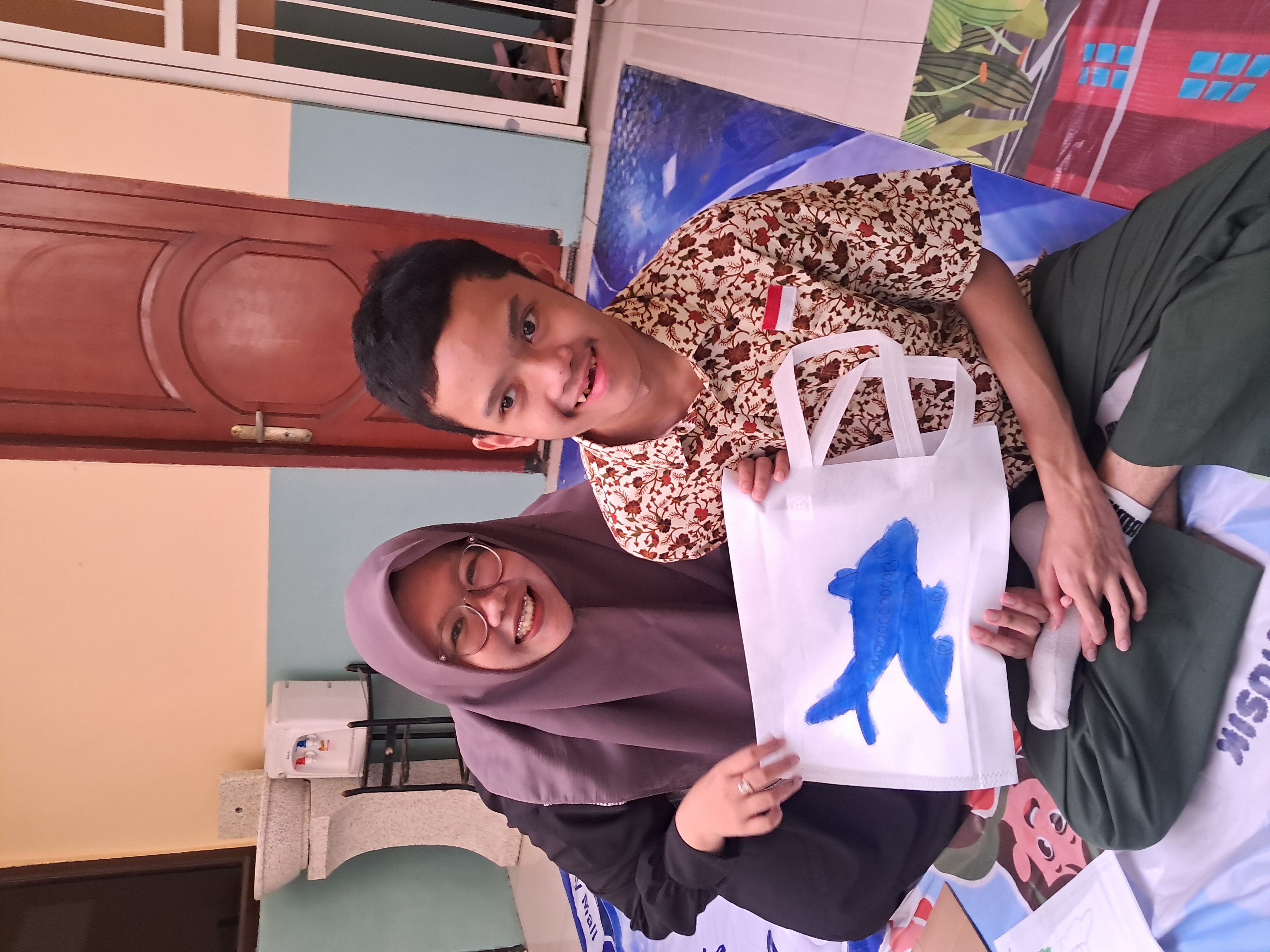 <p>kegiatan melukis tote bag</p>