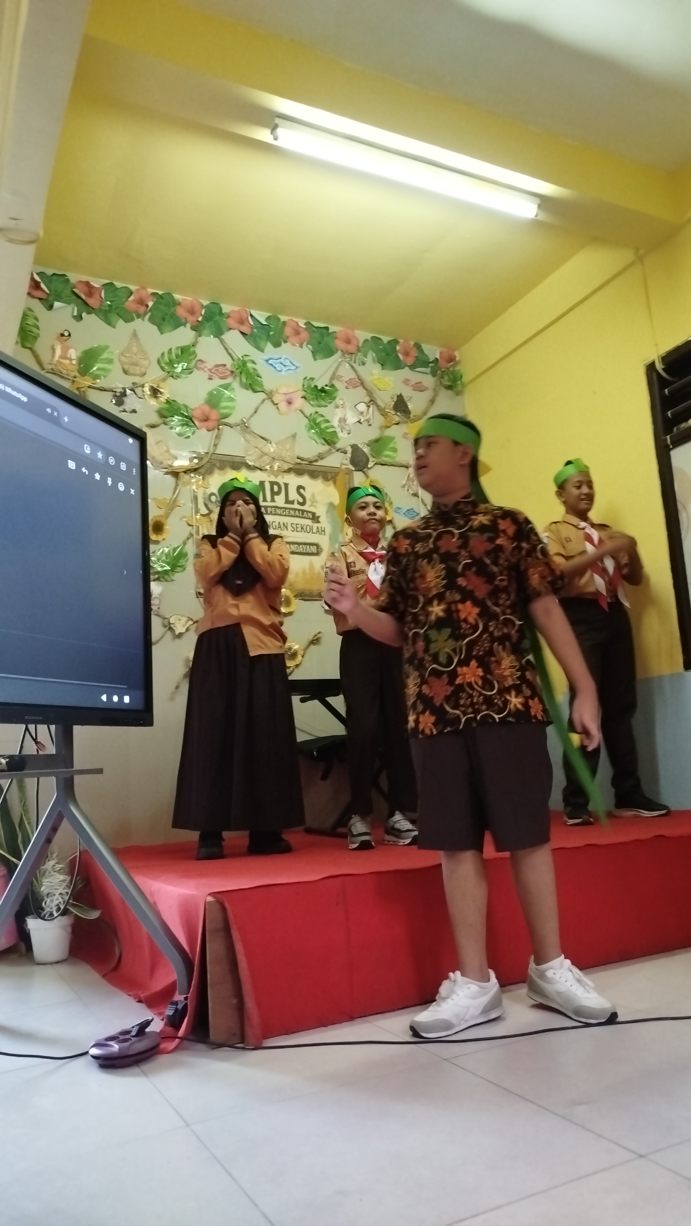 <ul><li>menyambut dan mengantar murid ke kelas</li...