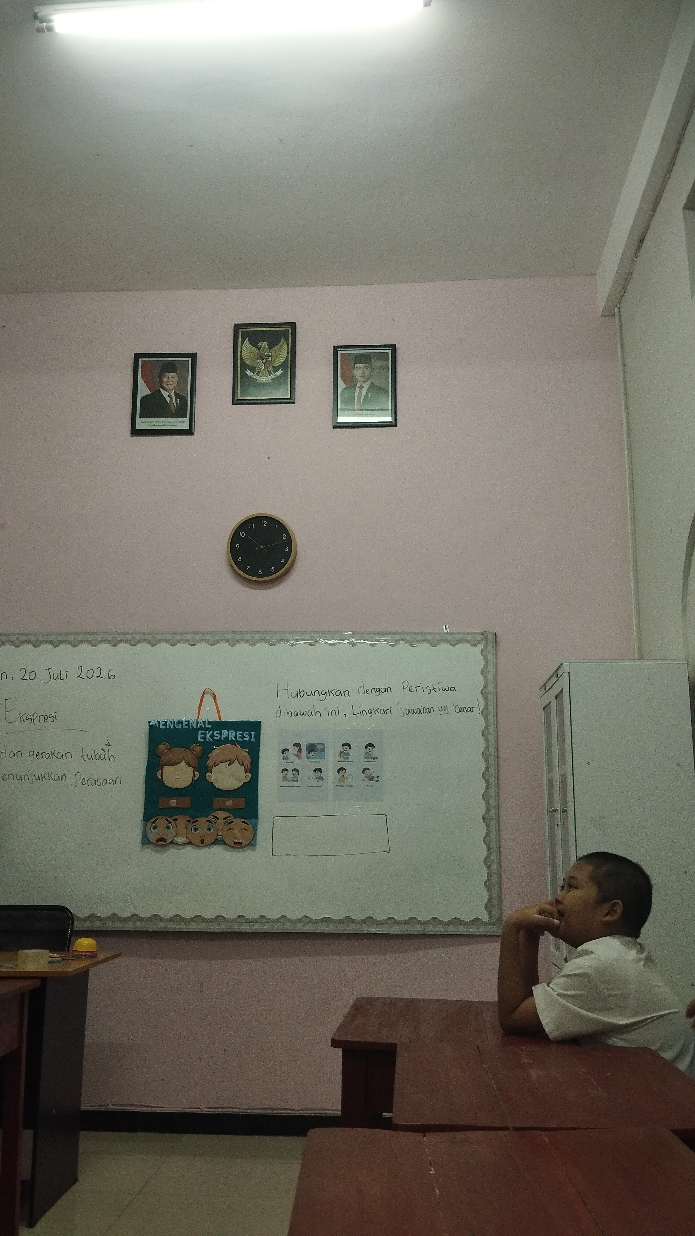 <p>1. upacara</p><p>2. mengerjakan paket dan latih...
