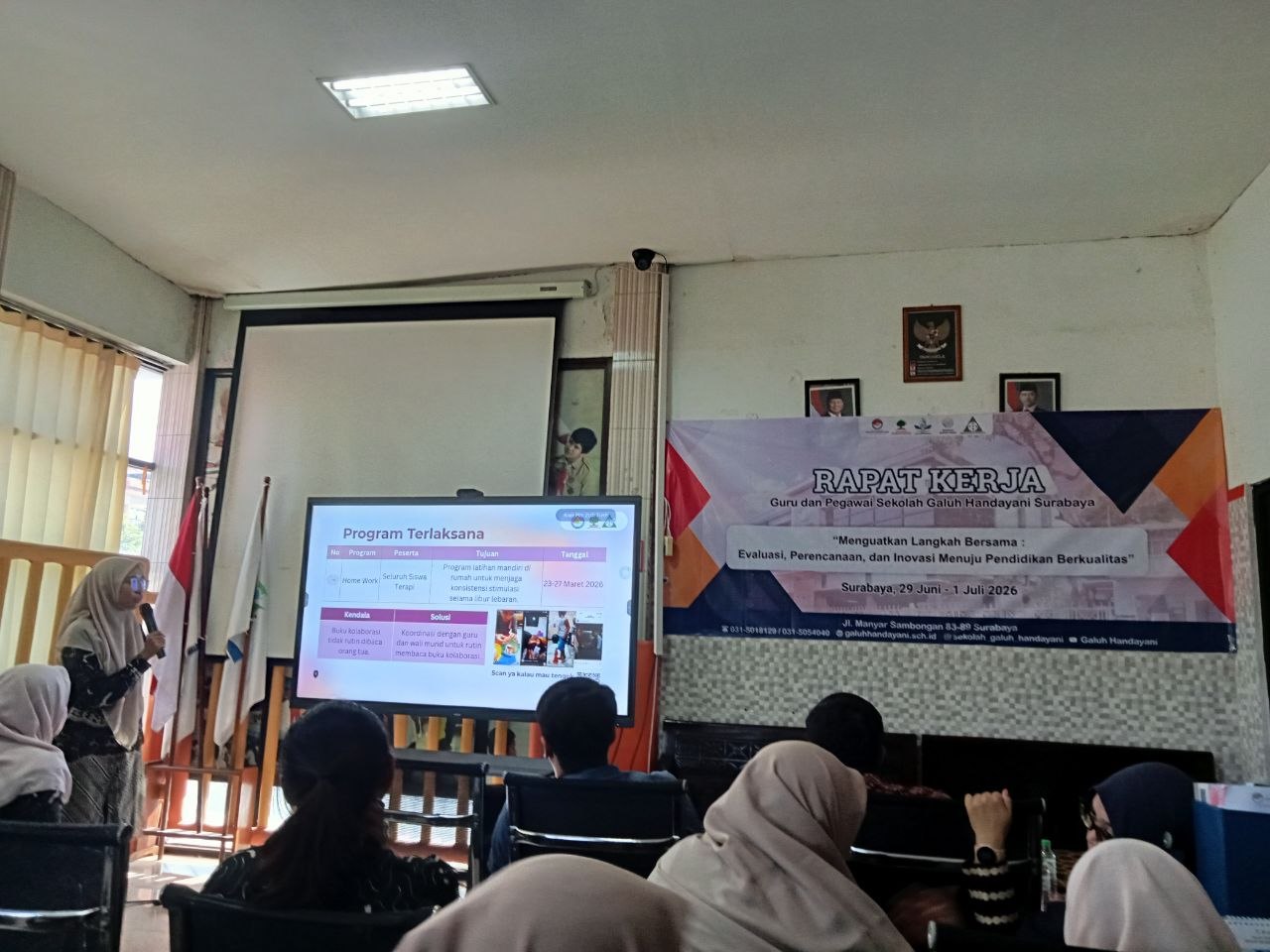 <p>Mengikuti rapat kerja di Sekolah Gakuh Handayan...