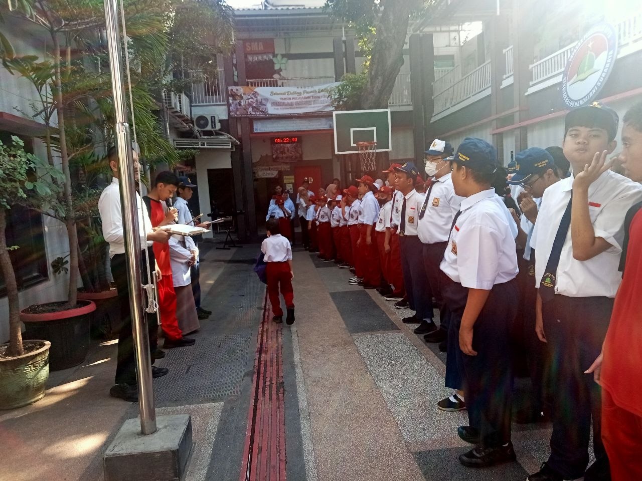 <p>mendsmpingi apel pagi</p>
