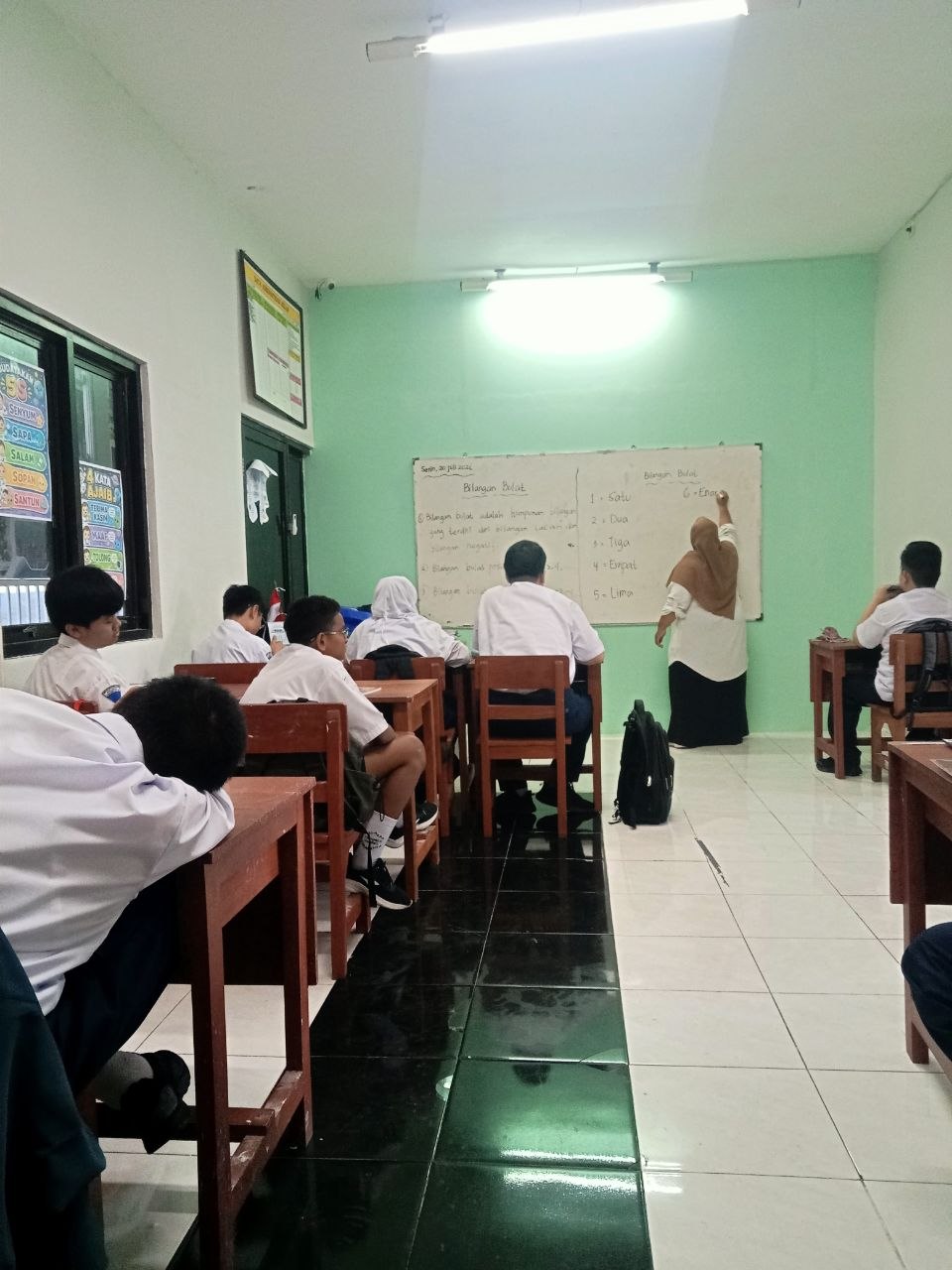 <p>mendampingi pembelajaran matematika di kelas 7...