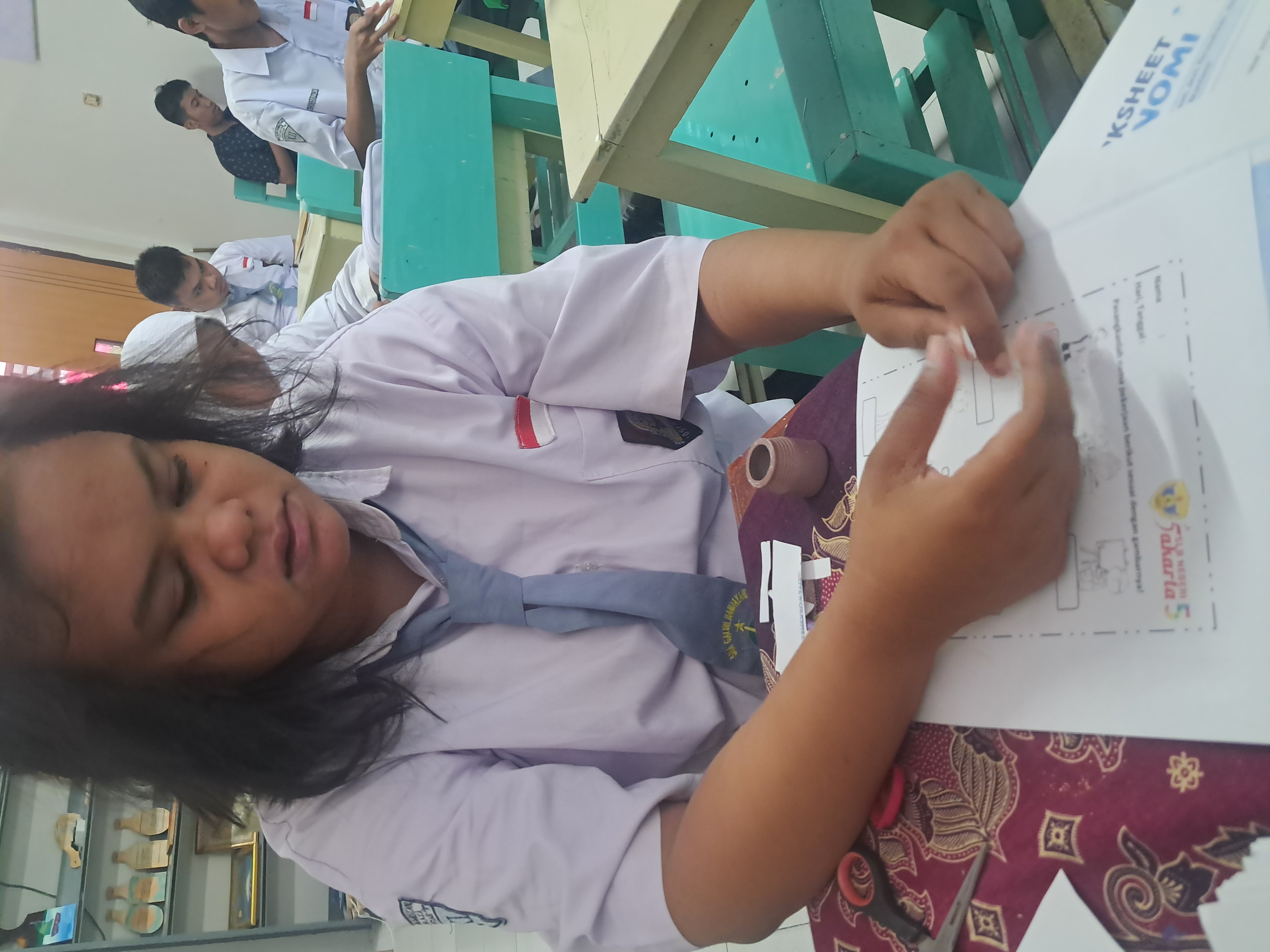 <p>mengerjakan worksheet</p>
