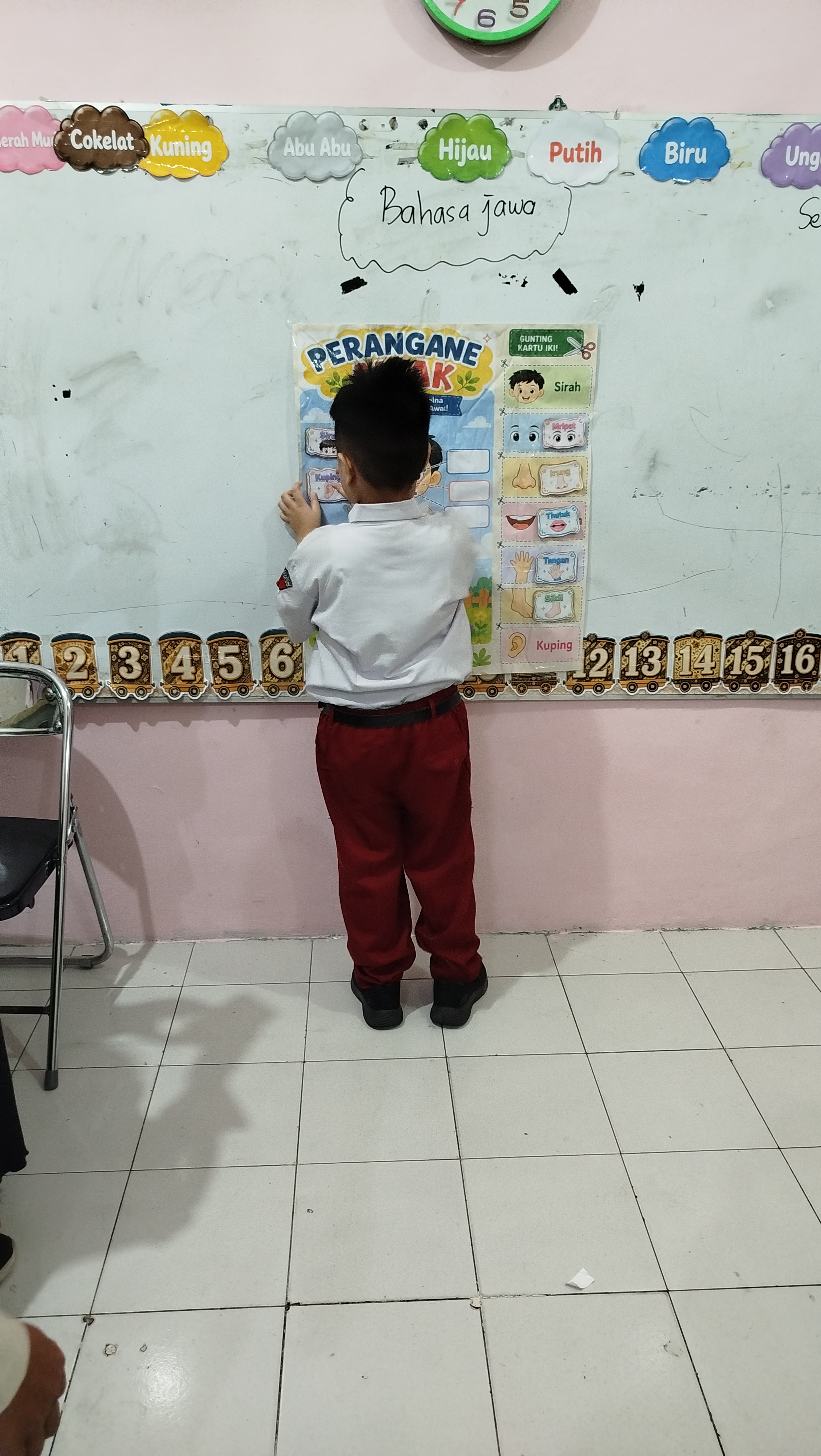 <ul><li>menyambut dan mengantar murid ke kelas</li...