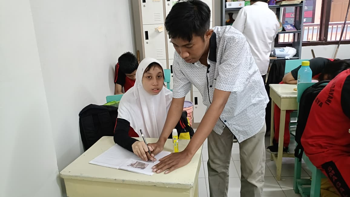 <p>Membimbing siswa kelas 12 dalam mengikuti kegia...