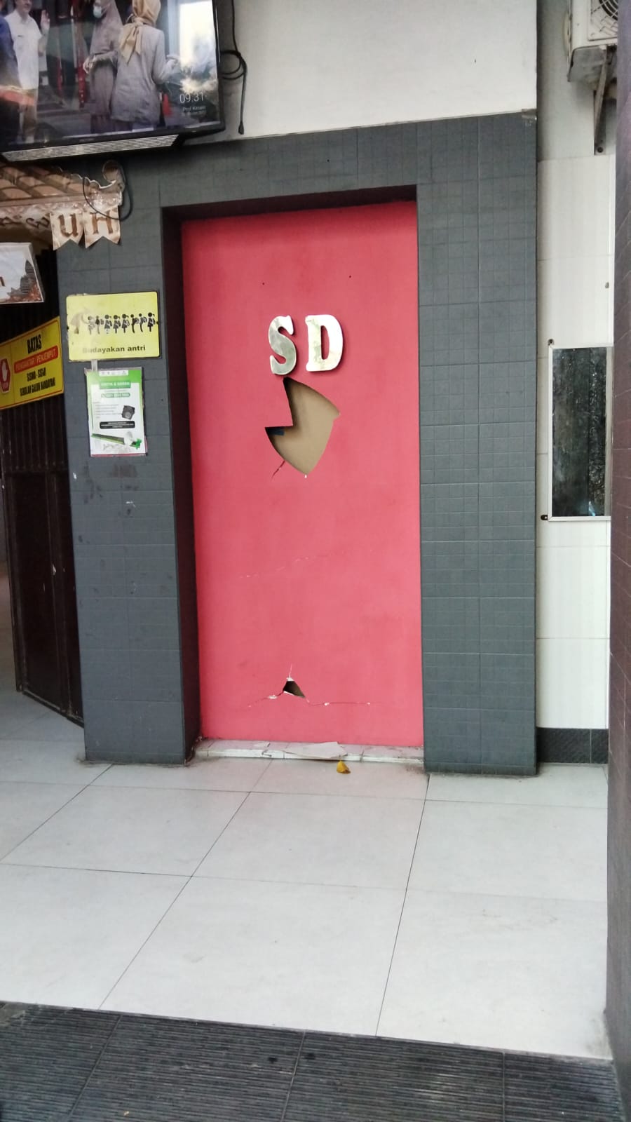 <p>Raihan tantrum hingga memukul tembok sd hingga...