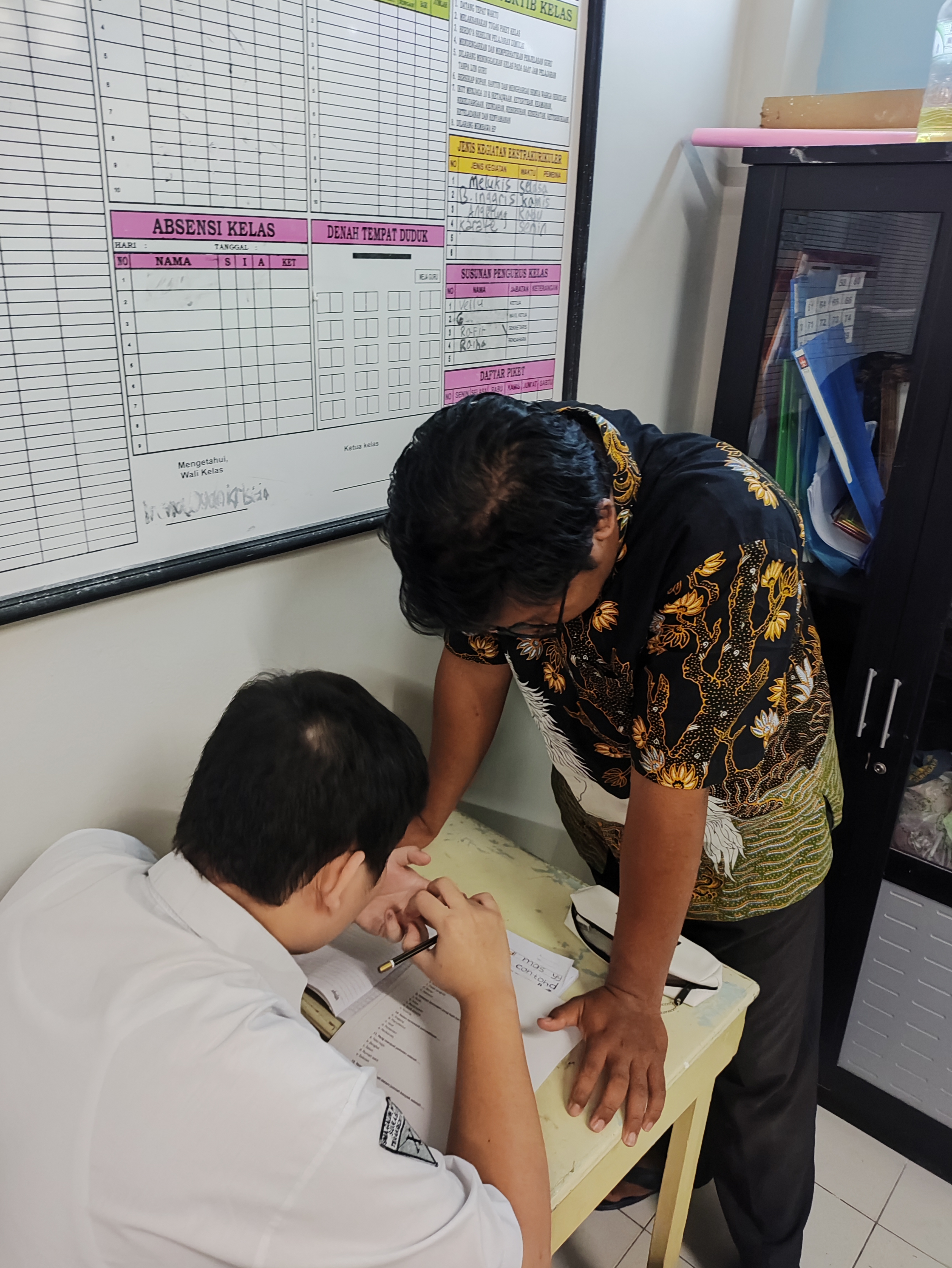 <p>Mendampingi serta membantu nathan mengerjakan w...
