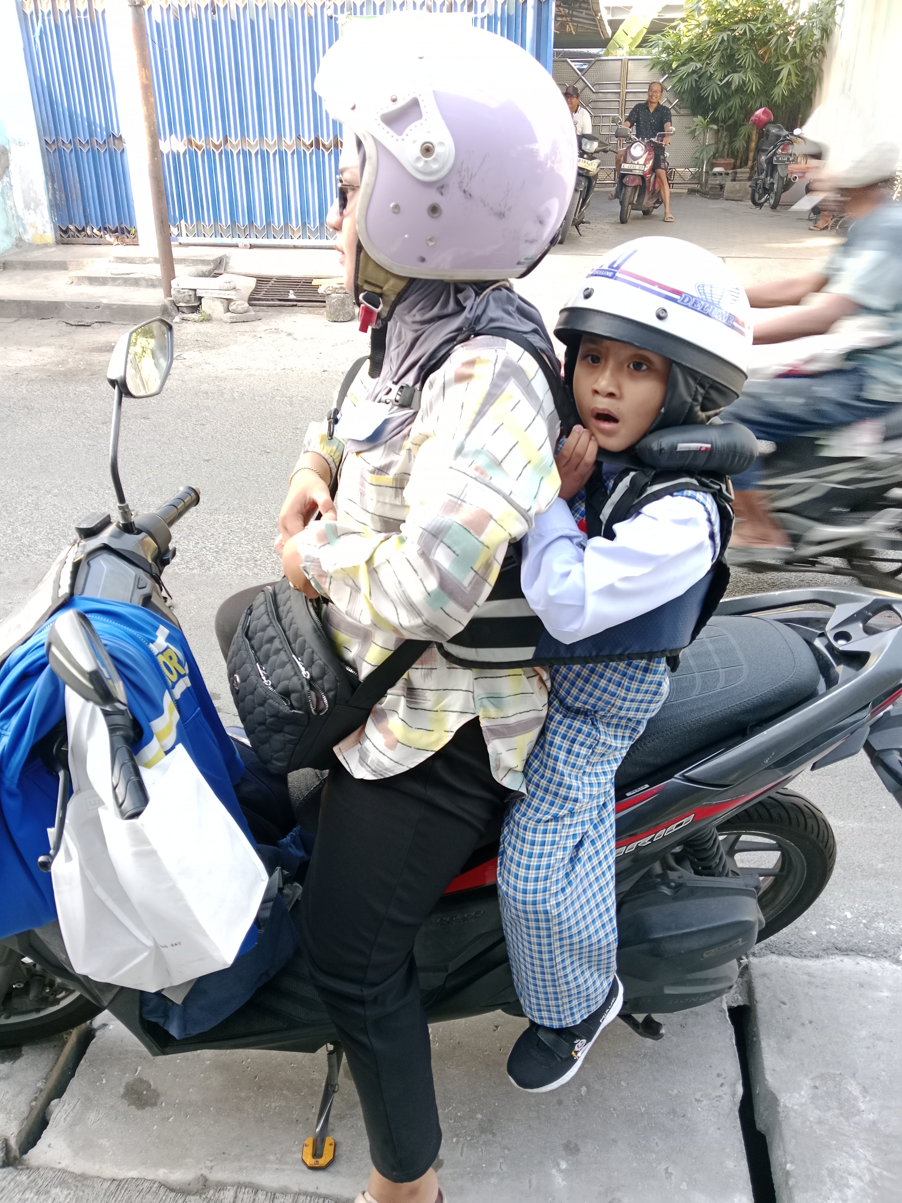 <p>Piket pagi serta penjemputan siswa</p>