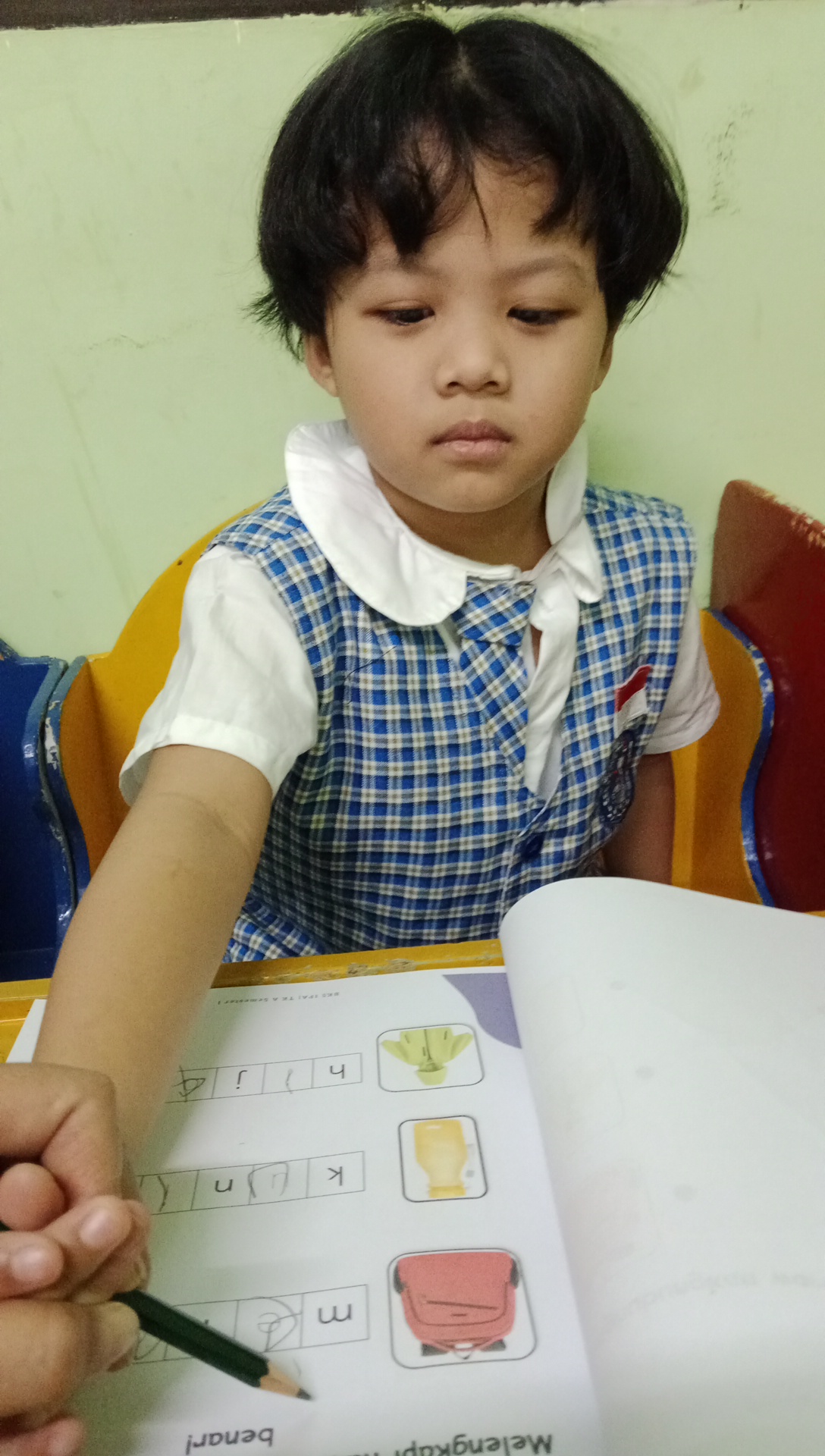 <p>Membantu guru kelas serta pendampinfan siswa sa...