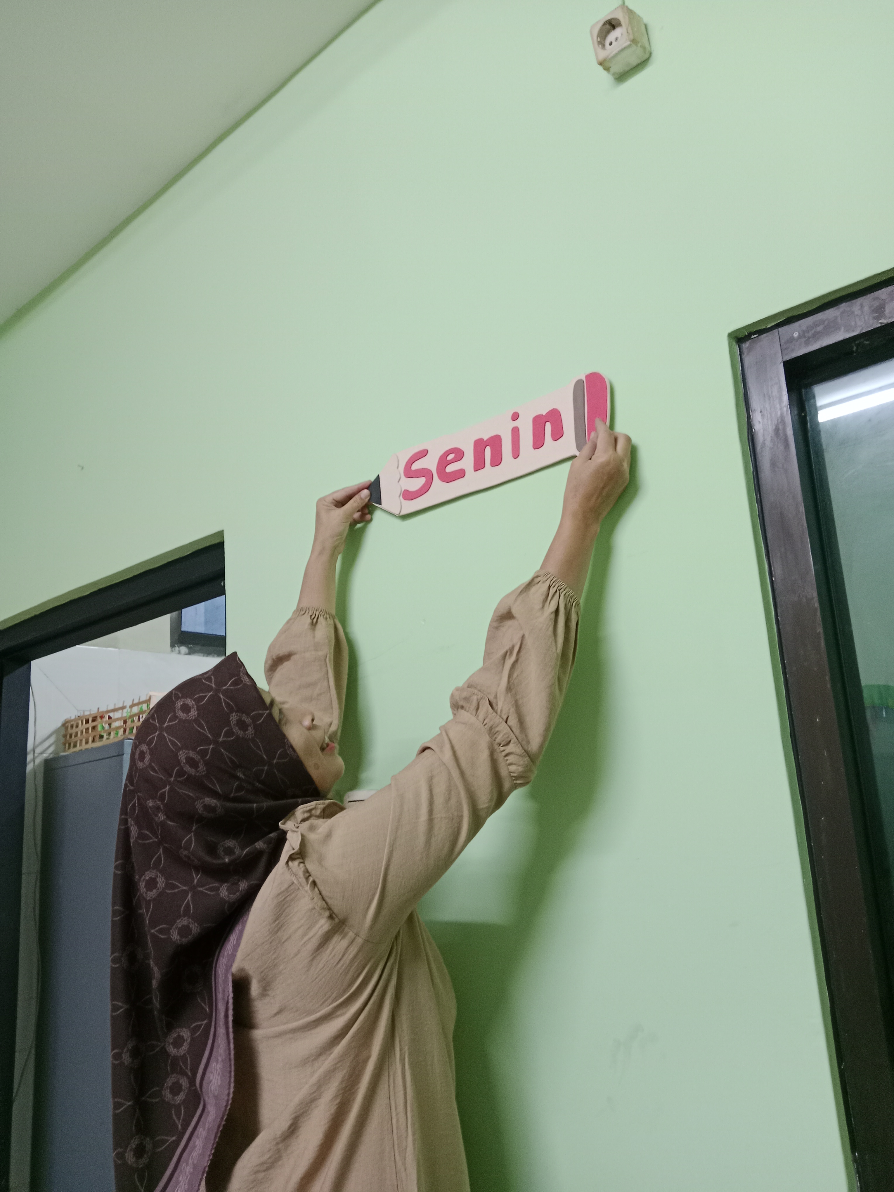 <p>Menyambut kedatangan siswa si depan dan menghia...