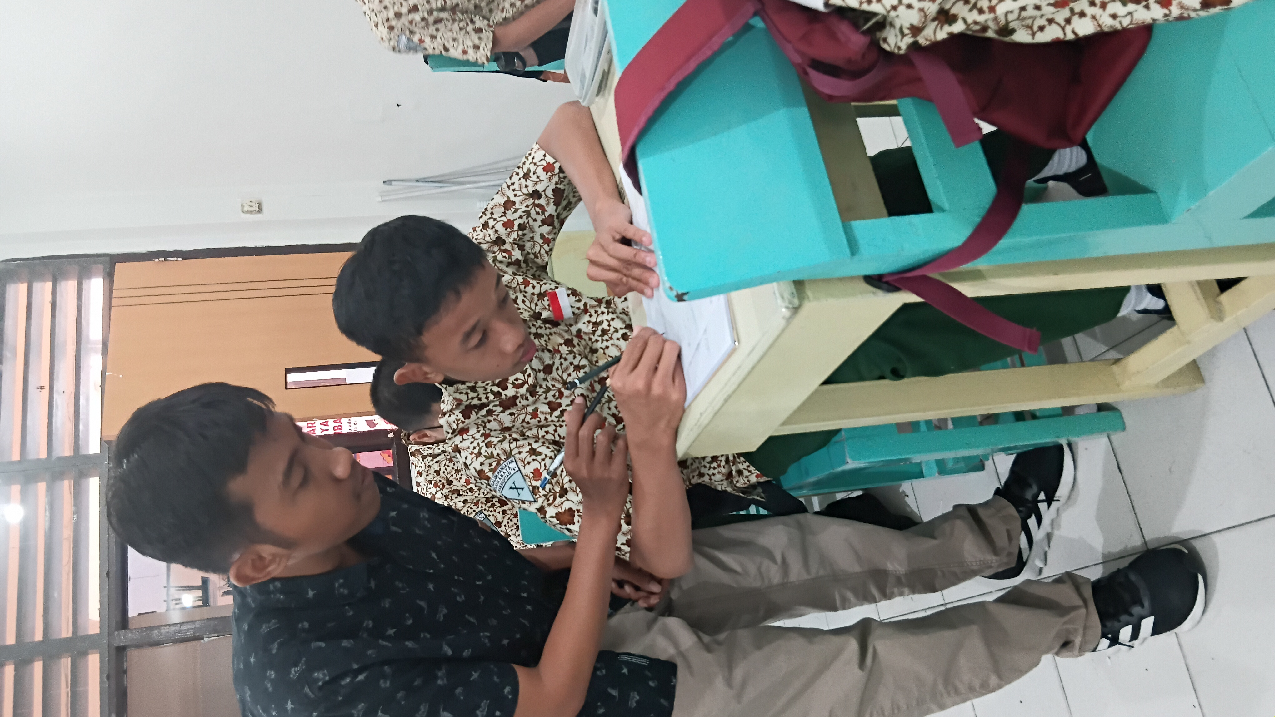 <p>Mendampingi siswa siswi kelas 10 dalam kegiatan...
