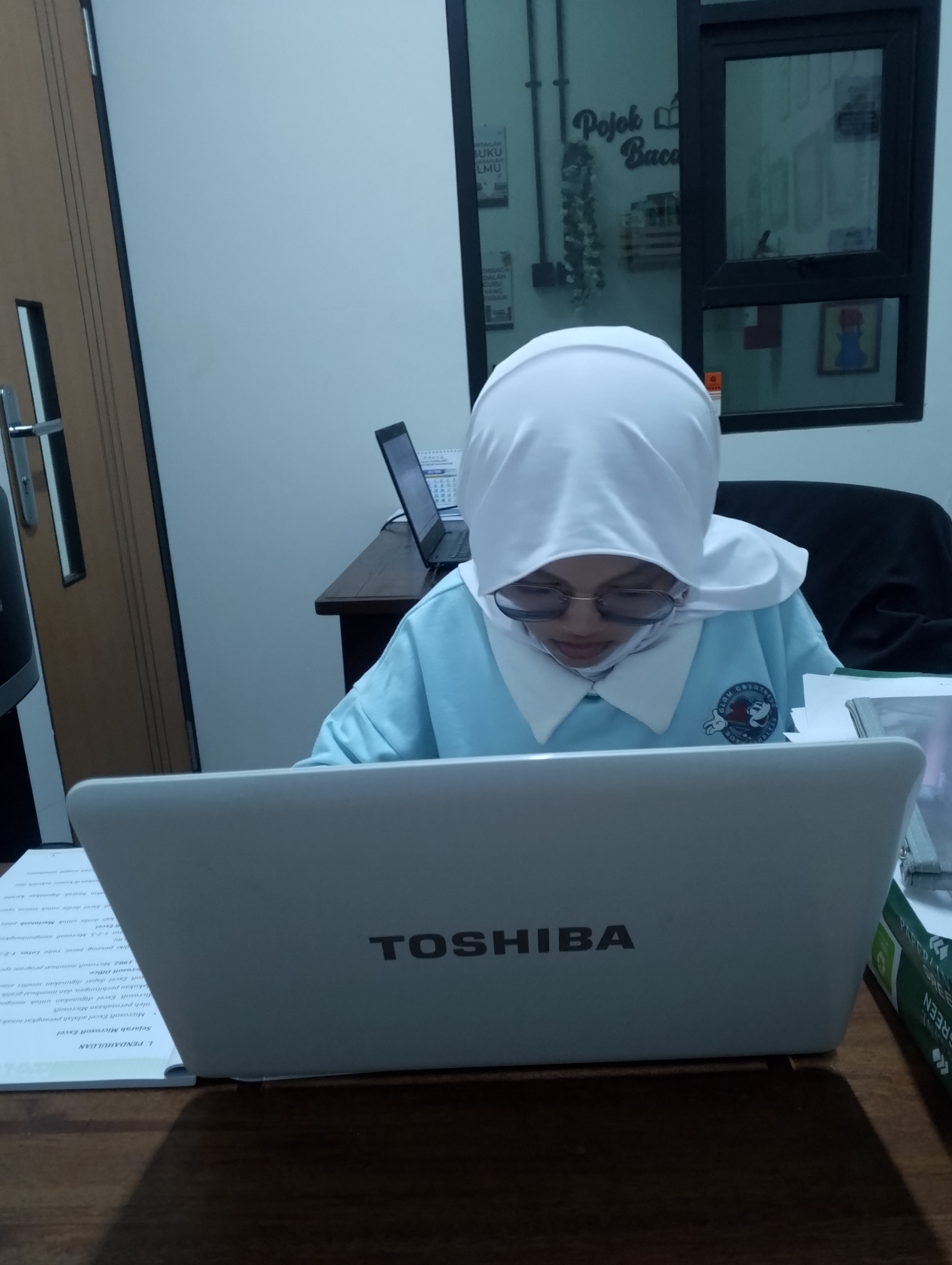 <p>Mendampingi Hana belajar komputer di kantor KS...