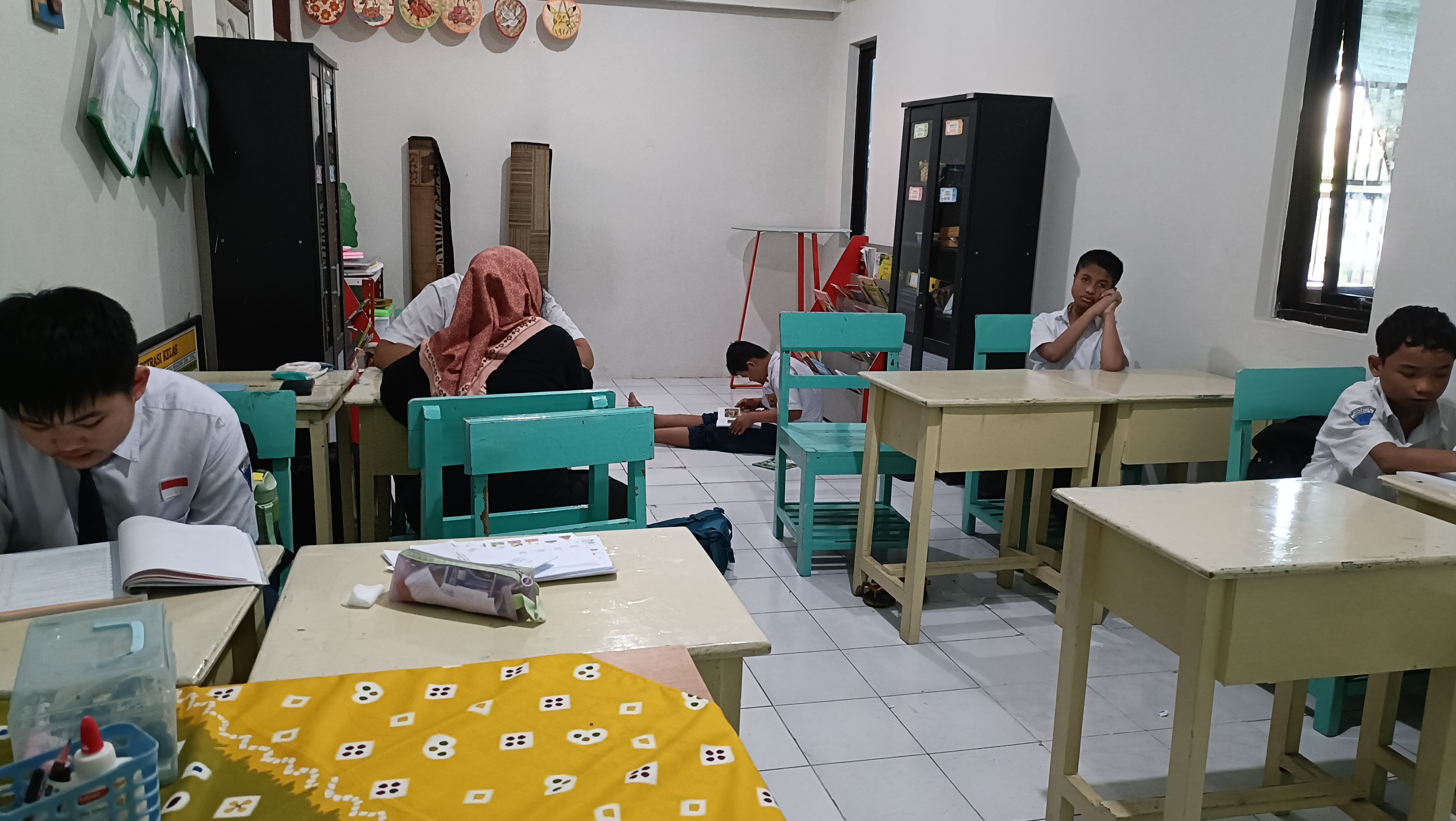 <p>Guru membuka pembelajaran di kelas VIII dengan...