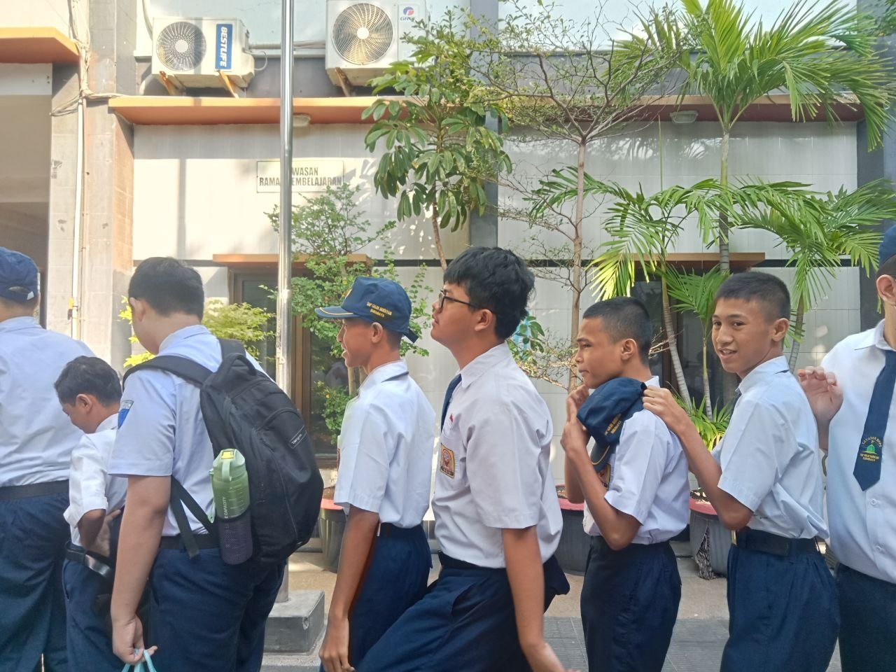 <p>Mendampingi kegiatan apel pagi </p>