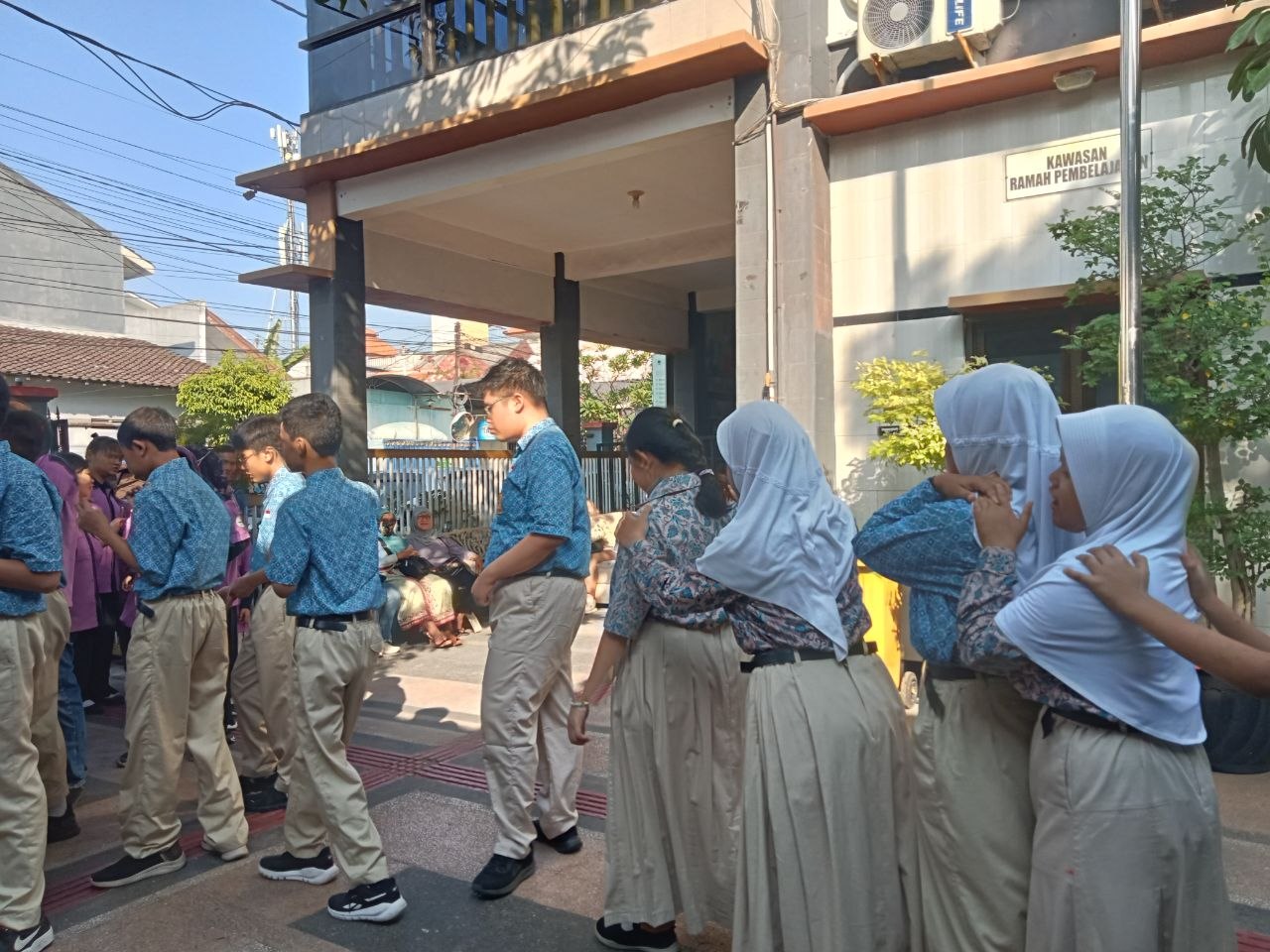 <p>Mendampingi kegiatan apel pagi</p>