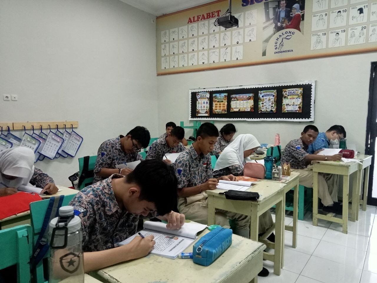 <p>Mendampingi kegiatan pengayaan kelas 9  </p>