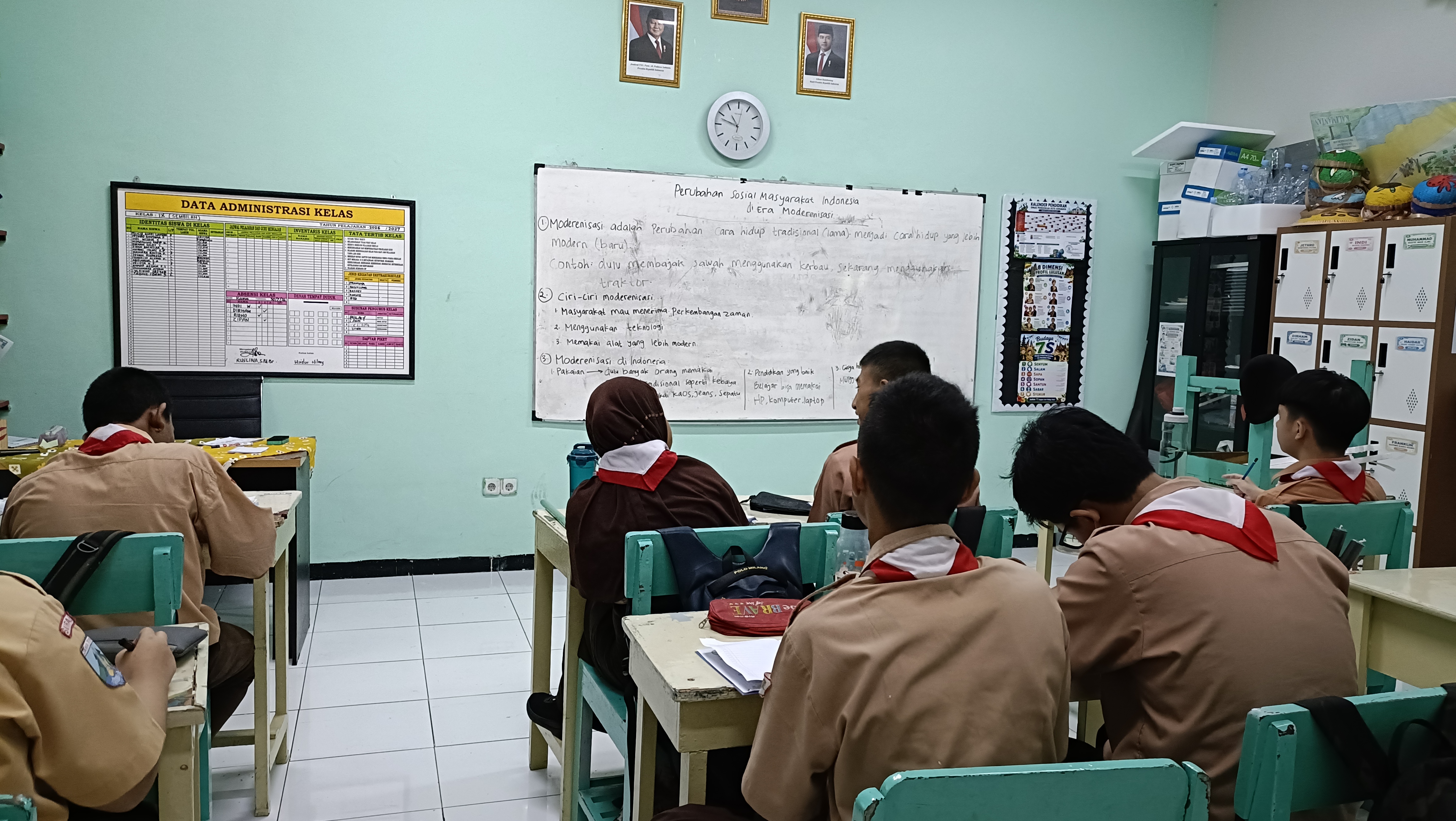 <p>Peserta didik kelas IX mempelajari materi perub...