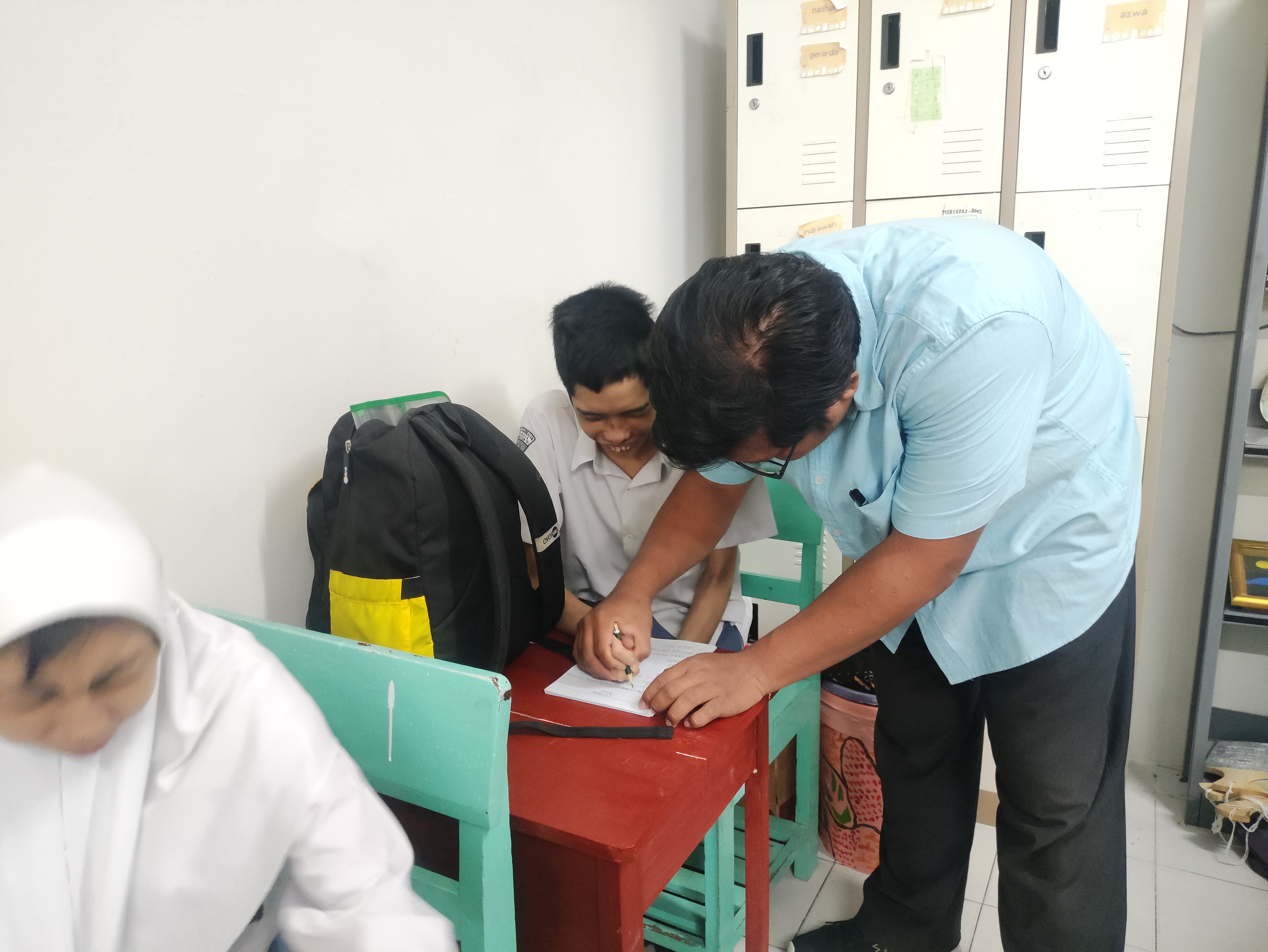 <p>Mendampingi serta membantu nabil mengerjakan wo...