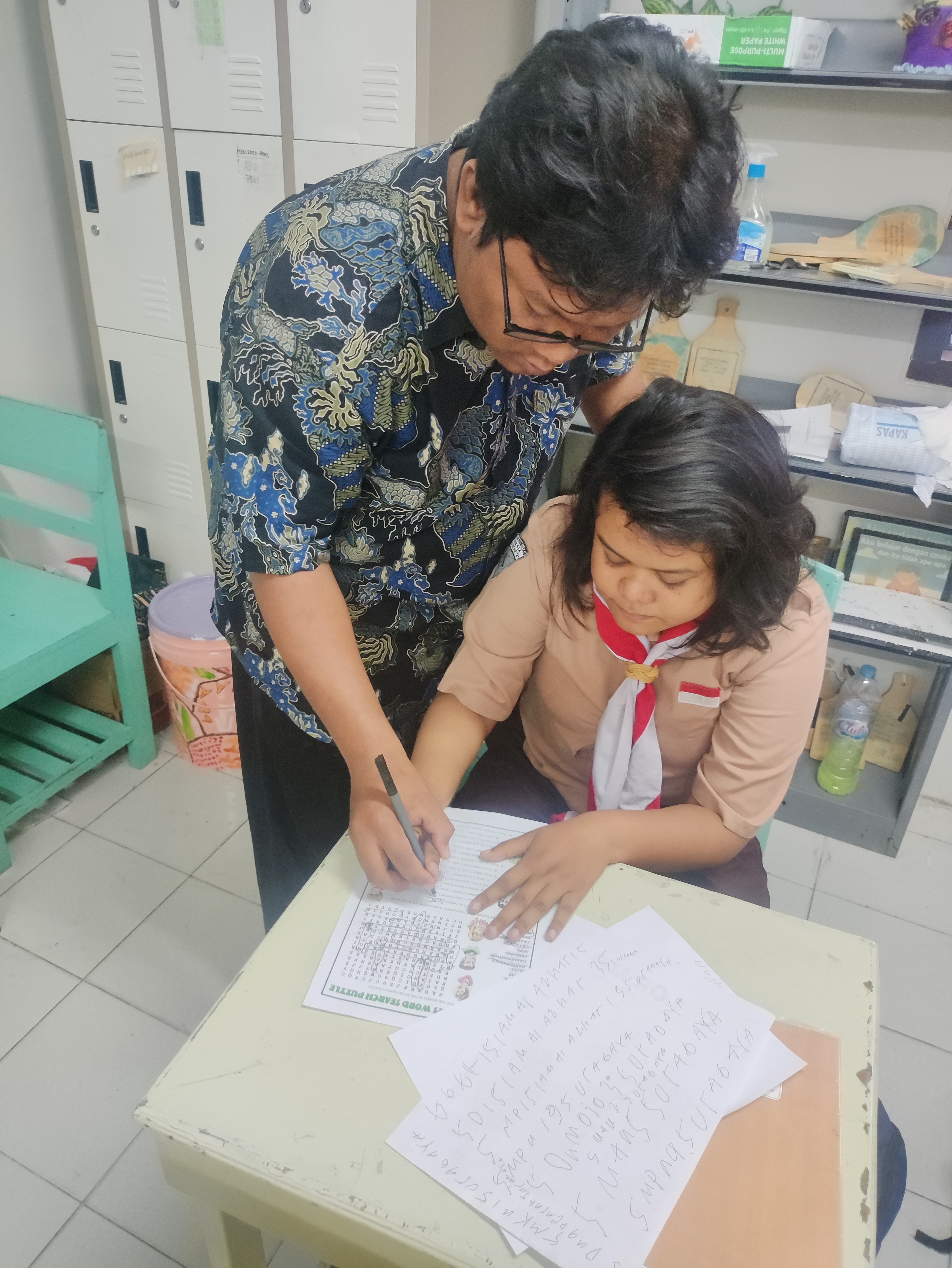 <p>Mendampingi serta membantu dilla mengerjakan wo...
