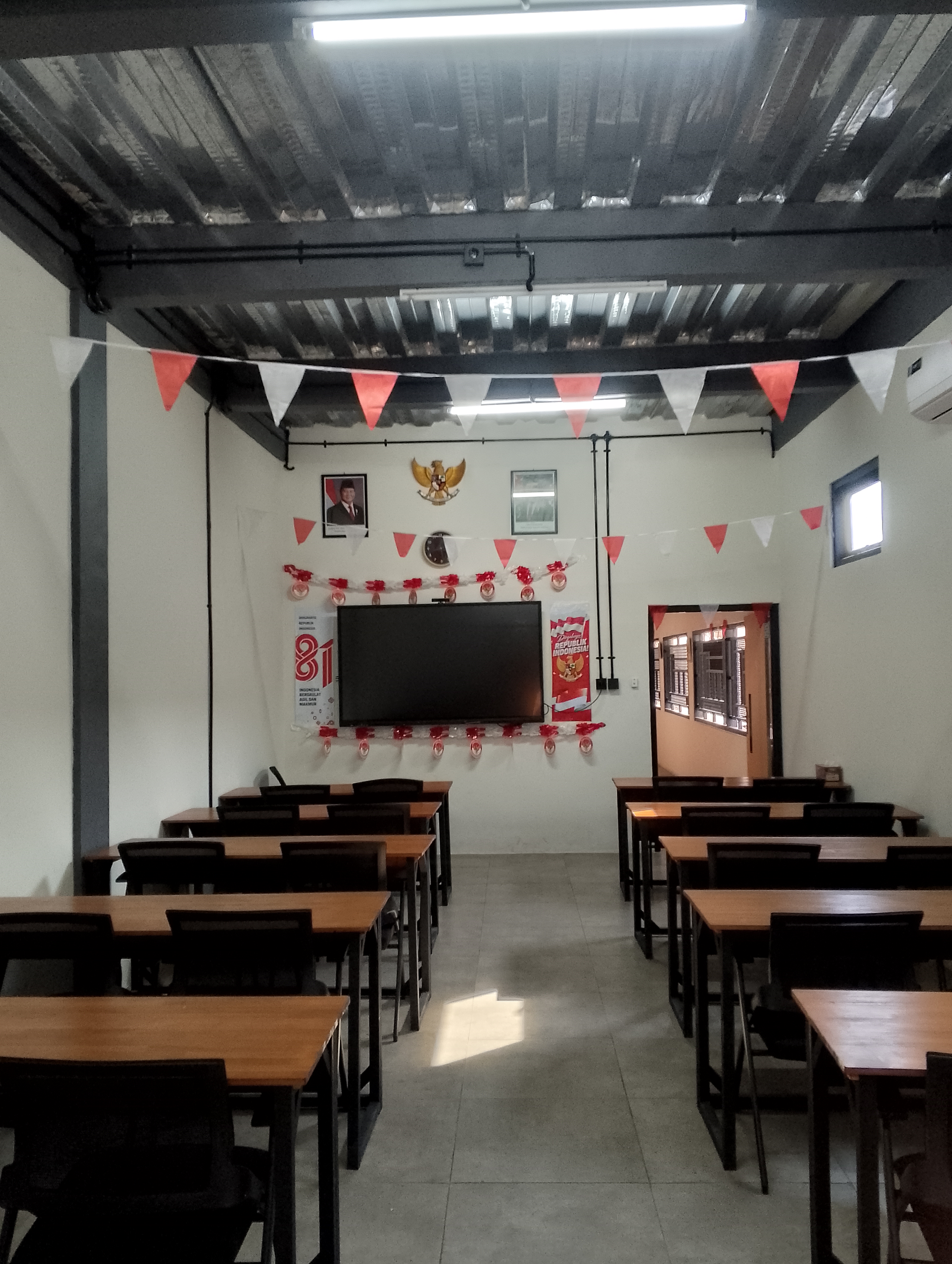<p>Menghias kelas tema agustusan, merapikan pekerj...