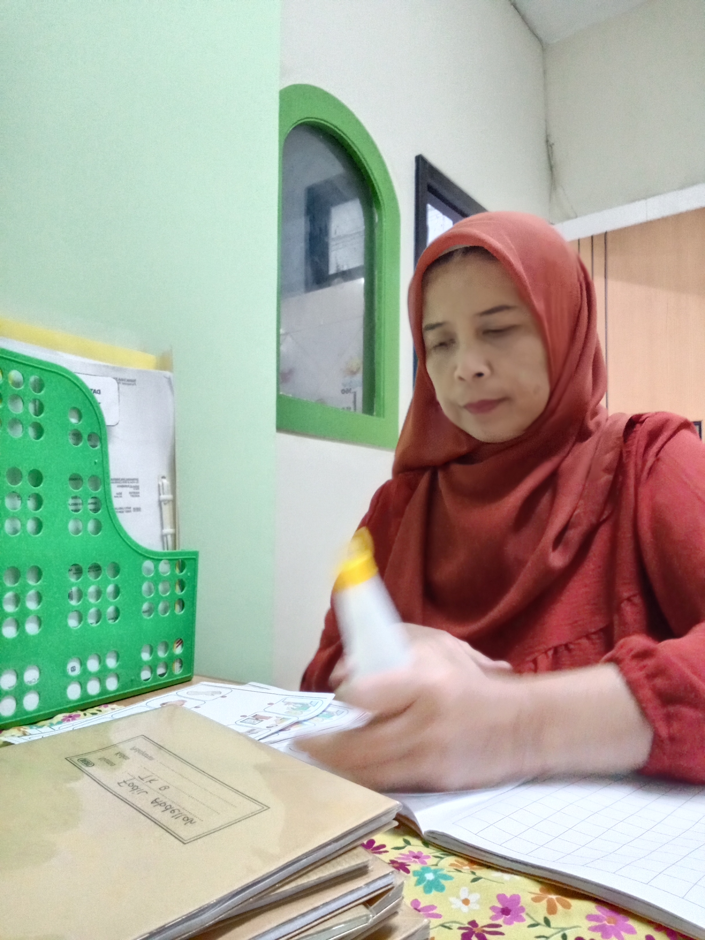 <p>Piket hari sabtu mengerjakan administrasi kelas...