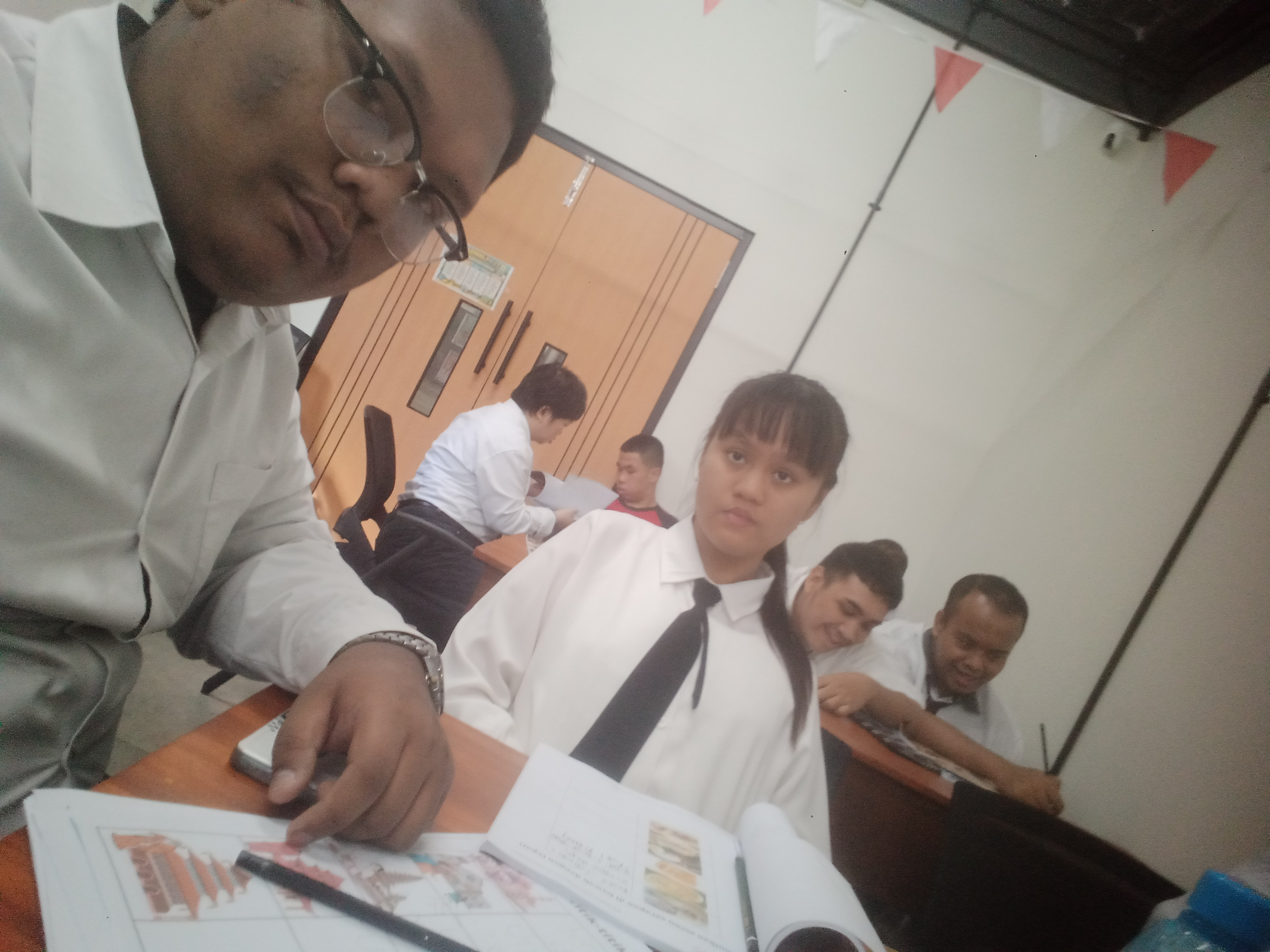 <p>Saya mendampingi Eva untuk mengerjakan Bks tata...